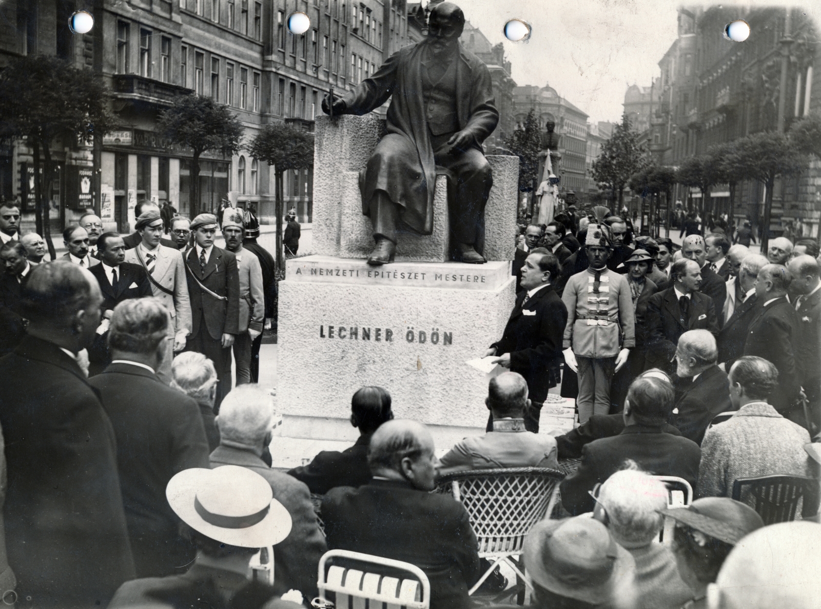 Hungary, Budapest VI., Liszt Ferenc tér az Andrássy útnál. Lechner Ödön szobrának, Farkas Béla szobrász alkotásának leleplezése 1936. május 22-én. Háttérben Irányi Dániel szobra., 1936, Lechner hagyaték, Budapest, Fortepan #224901