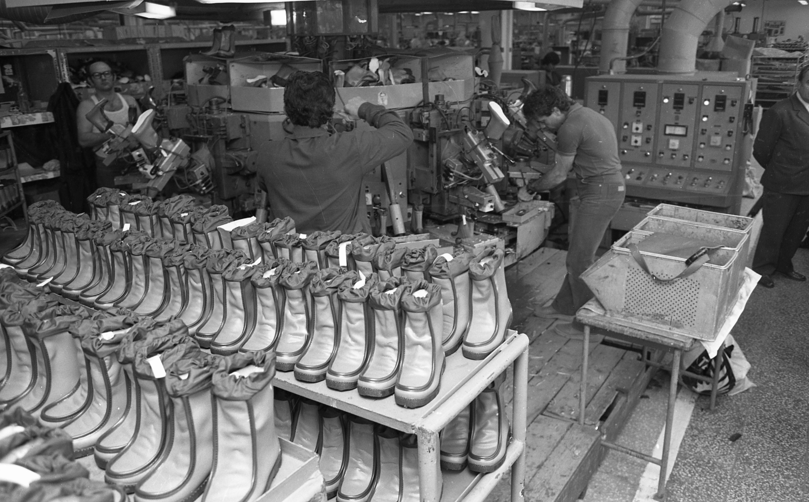 Magyarország, Szombathely, Sabaria Cipőgyár., 1981, Magyar Rendőr, cipő, munkahely, csizma, Fortepan #22493