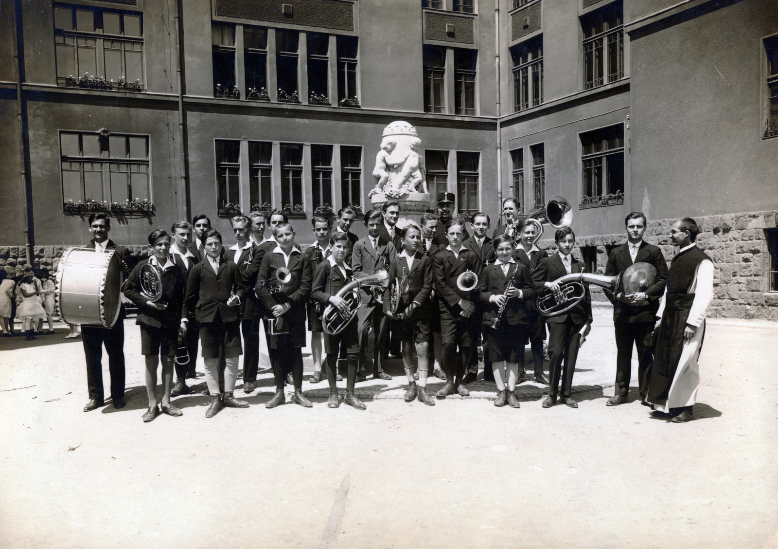 Hungary, Budapest XI., a Váli utcai elemi iskola udvara (később József Attila Gimnázium). Az épület egy részében működő, Ciszterci Rend Szent Imre Főgimnázium zenekara. A háttérben egy gyerekeket ábrázoló díszkút látható., 1928, Lechner hagyaték, Budapest, class photo, tableau, Fortepan #224937