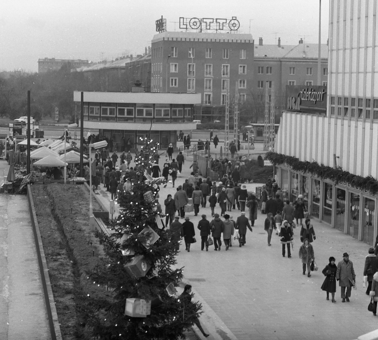 Magyarország, Budapest XIV., Örs vezér tere, jobbra a Sugár áruház., 1981, Magyar Rendőr, karácsony, bódé, Budapest, Fortepan #22496