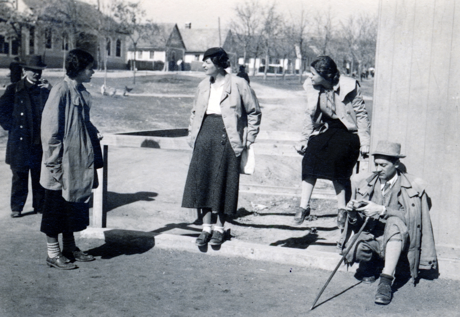 1930, Molnár C. Pál Múzeum, beszélgetés, korláton ülni, Fortepan #225057