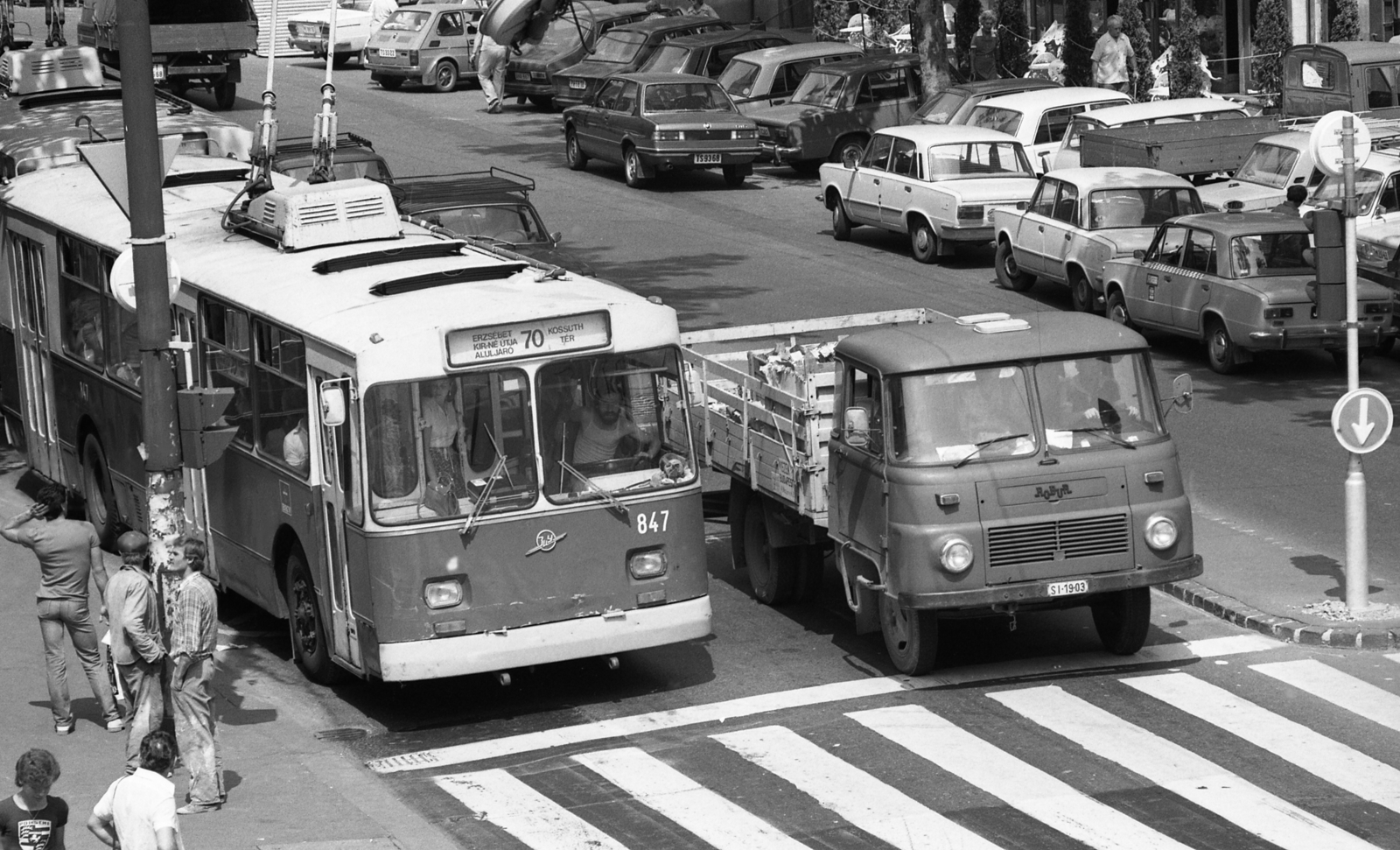Hungary, Budapest VI., Andrássy út (Népköztársaság útja) - Nagymező utca sarok., 1982, Magyar Rendőr, German brand, Soviet brand, commercial vehicle, street view, crosswalk, Polski Fiat-brand, Robur-brand, BMW-brand, trolley bus, Polish brand, automobile, number plate, Budapest, Fortepan #22508