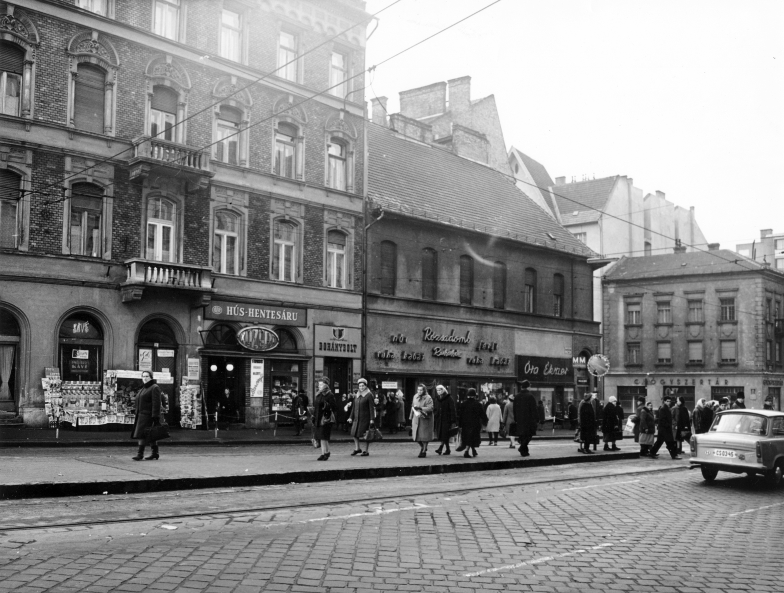 Hungary, Budapest II., Margit körút (Mártírok útja), jobbra a Frankel Leó út sarkán álló épületek láthatók., 1967, Vincent Till Baumgartner, Budapest, street view, tram stop, Fortepan #225117