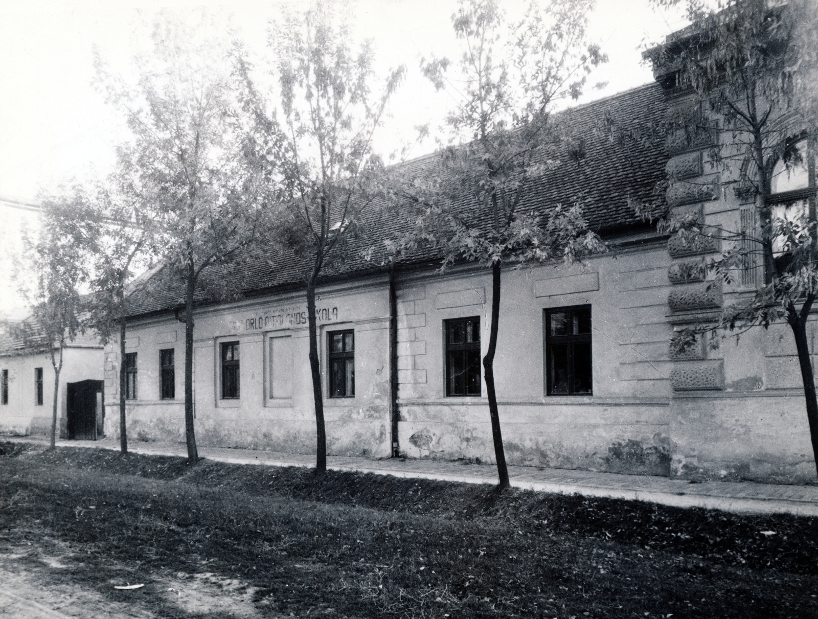 Hungary, Szarvas, Kossuth Lajos utca 5., Gyakorló Általános Iskola., 1951, Vincent Till Baumgartner, school, dirt road, village, open ditch, Fortepan #225119