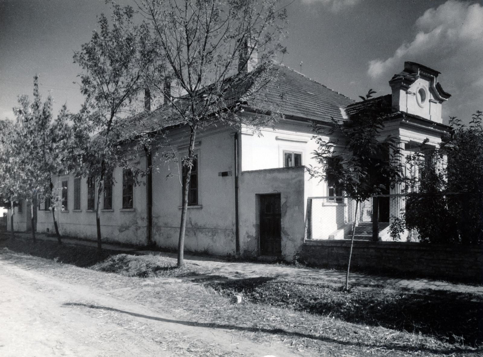 Hungary, Szarvas, Vajda Péter utca 5., evangélikus parókia., 1951, Vincent Till Baumgartner, building, architectural ornament, Lutheranism, open ditch, Fortepan #225124