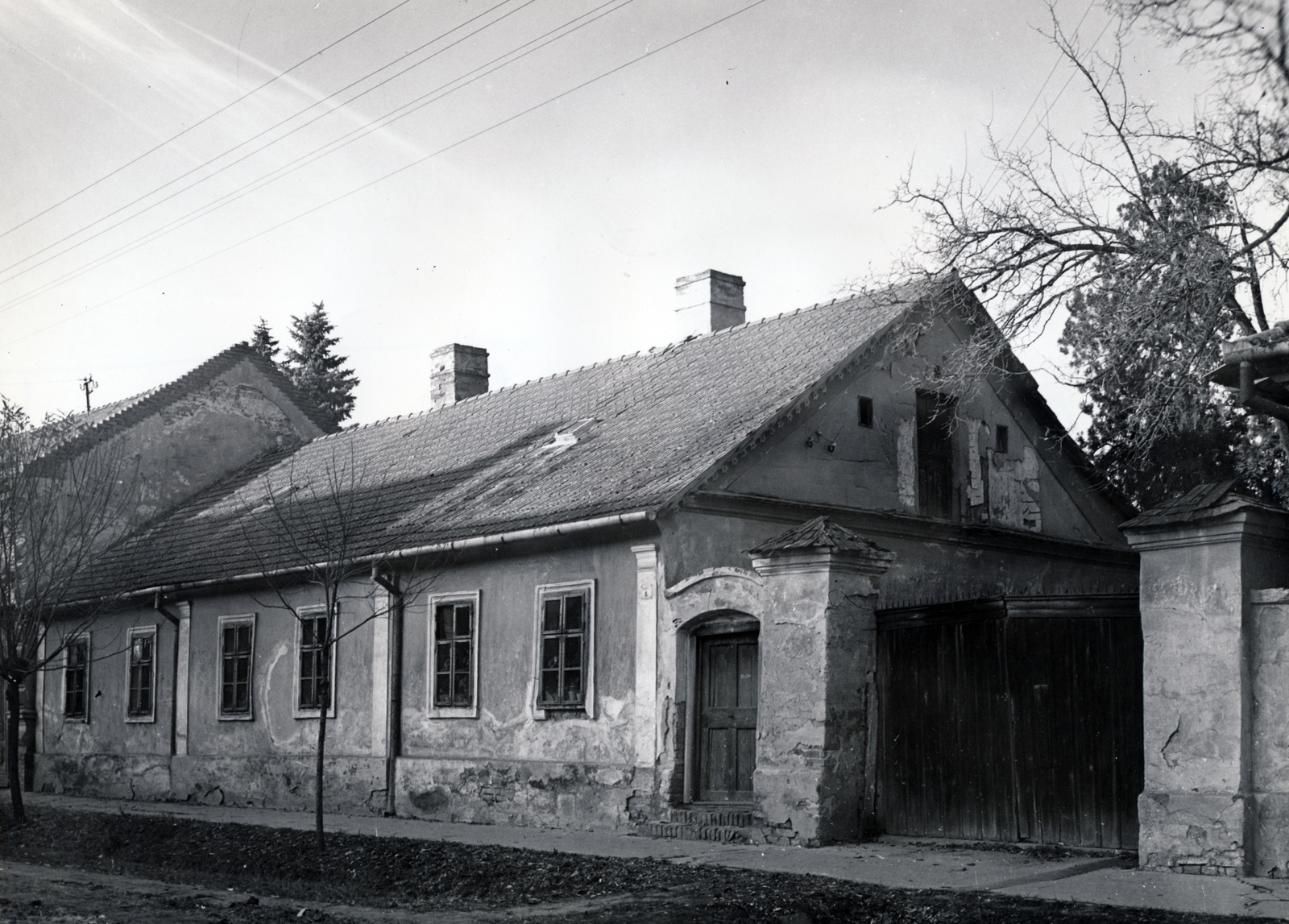 Hungary, Szarvas, Kossuth Lajos utca, szemben a 6-os számú ház., 1951, Vincent Till Baumgartner, house, gate, Fortepan #225125