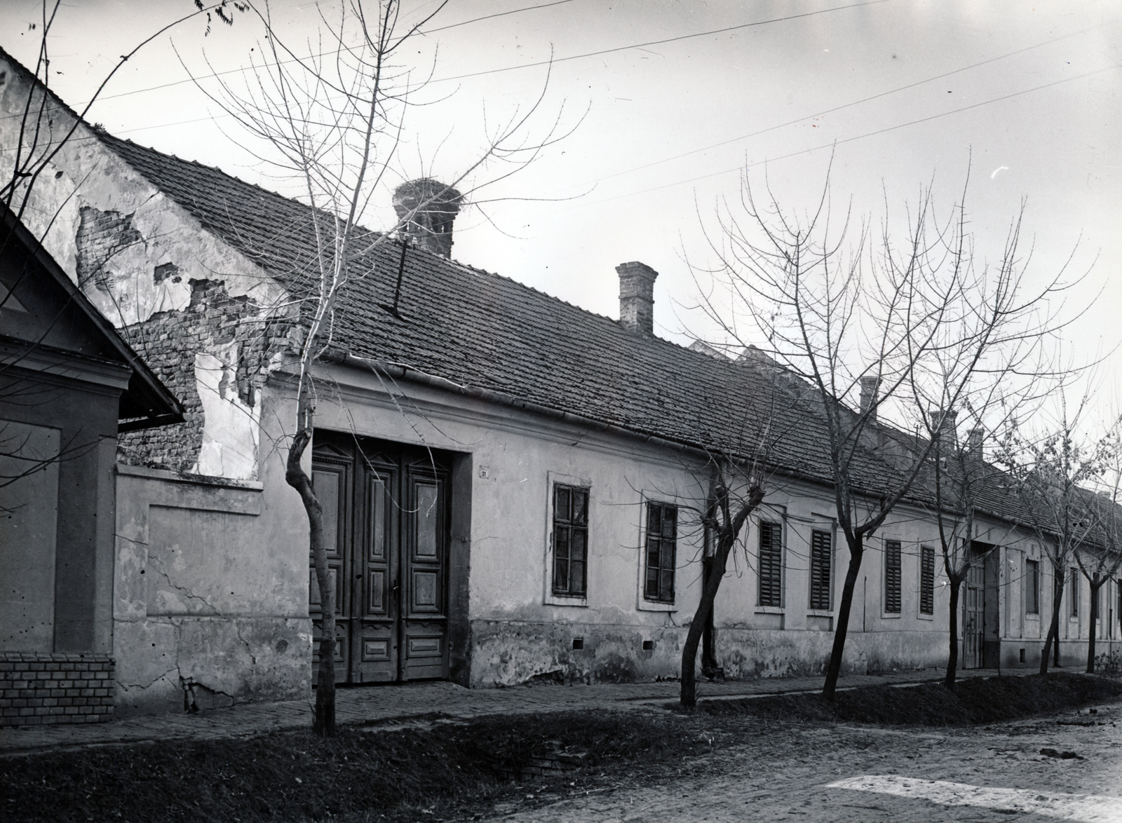 Hungary, Szarvas, Kossuth Lajos utca, szemben a 29. és 27. számú ház., 1951, Vincent Till Baumgartner, house, dirt road, Fortepan #225130