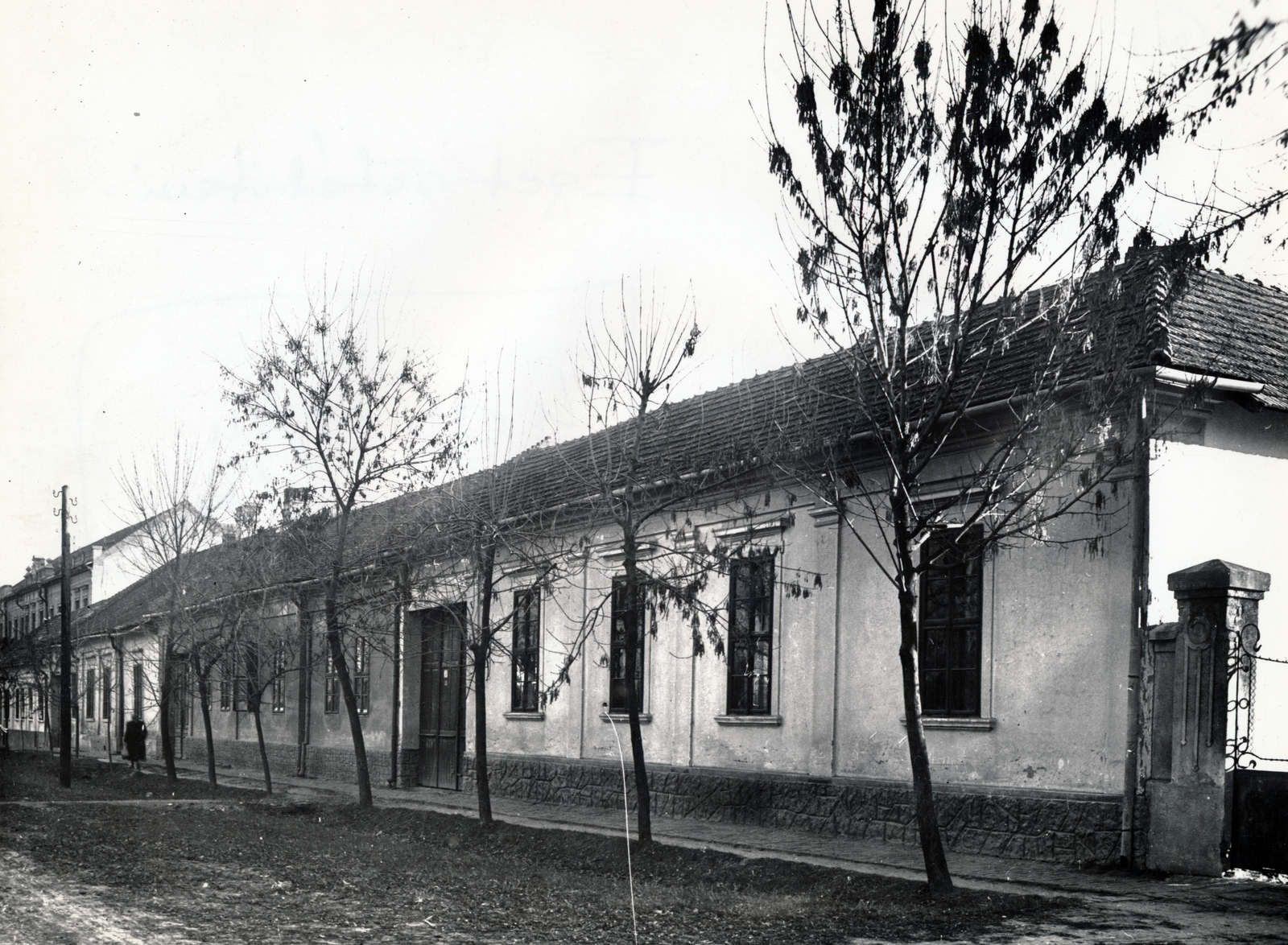 Hungary, Szarvas, Kossuth Lajos utca, szemben a 17. (balra kimagaslik), 15., 13., 11. és 9. számú ház., 1951, Vincent Till Baumgartner, house, alley, Fortepan #225131