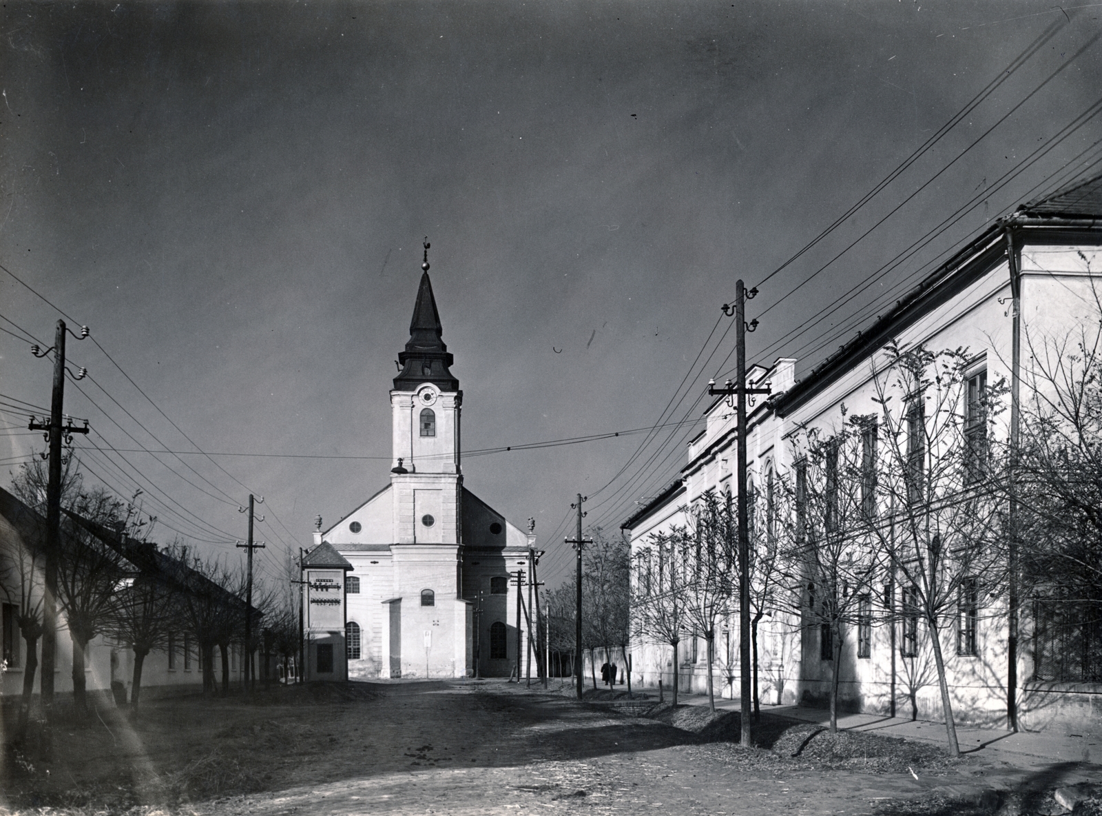 Hungary, Szarvas, Vajda Péter utca, jobbra a későbbi Tessedik Sámuel Múzeum épülete, szemben az Evangélikus Ótemplom., 1951, Vincent Till Baumgartner, church, street view, pylon, museum, Lutheranism, Fortepan #225133