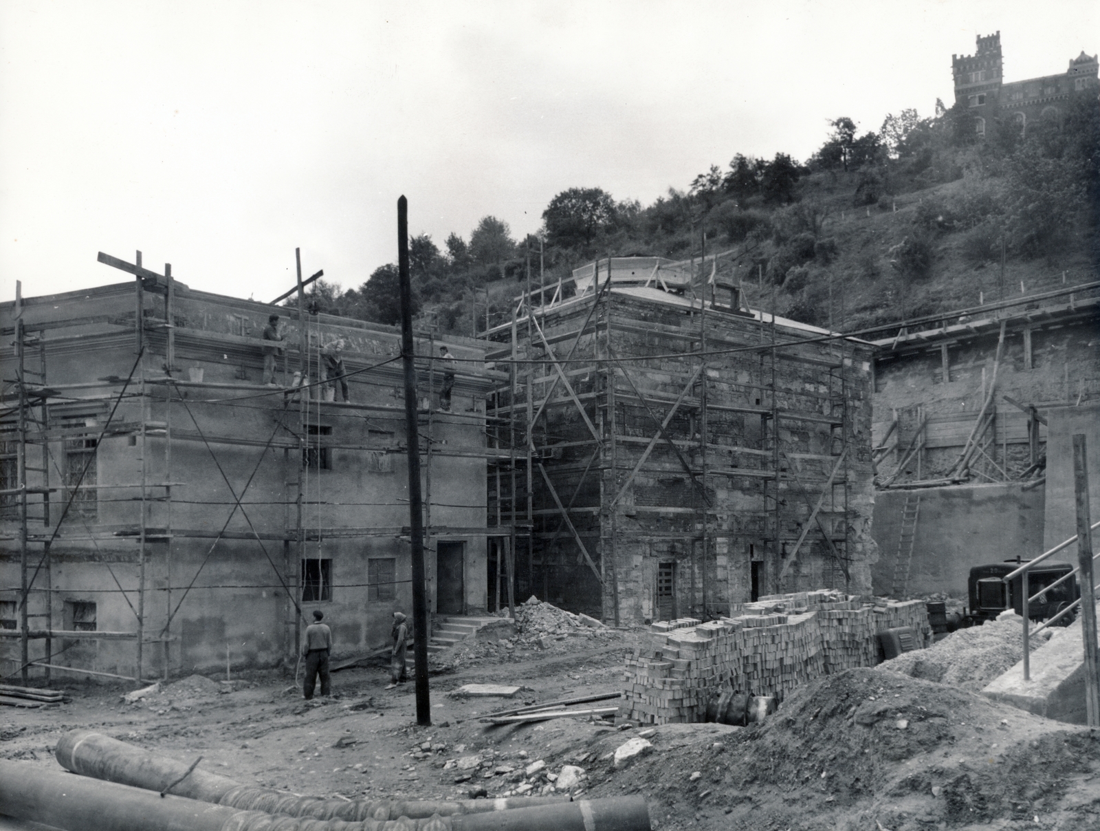 Hungary, Tabán, Budapest I., balra a Rác fürdő és felette, a Gellért-hegy oldalában, a Schoch / Hegedűs - villa az Orom utcánál., 1963, Vincent Till Baumgartner, Budapest, scaffolding, renovation, Fortepan #225135