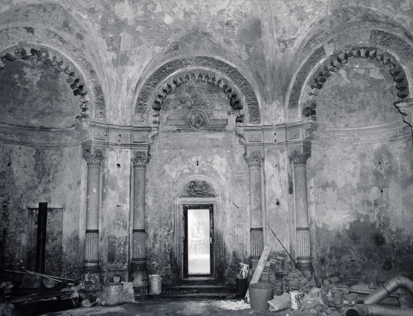 Hungary, Tabán, Budapest I., a II. világháború alatt megsérült, romos Rác fürdő. A férfi gőzfürdő meleg vizes medence csarnoka., 1960, Vincent Till Baumgartner, Budapest, war damage, damaged building, Fortepan #225136