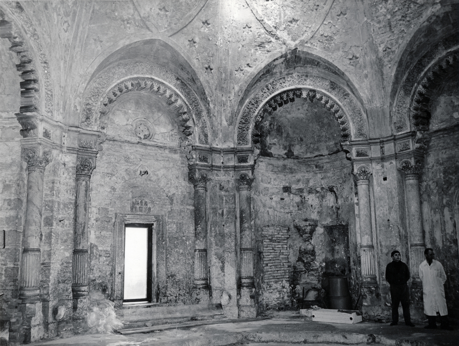 Hungary, Tabán, Budapest I., a II. világháború alatt megsérült, romos Rác fürdő. A férfi gőzfürdő meleg vizes medence csarnoka., 1960, Vincent Till Baumgartner, Budapest, war damage, Fortepan #225138