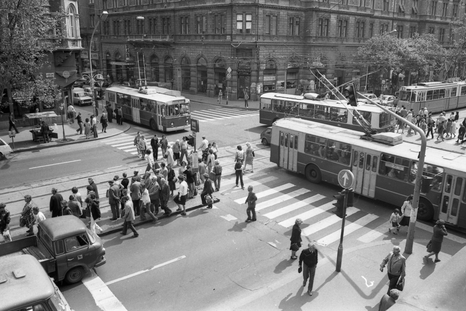 Hungary, Budapest VI.,Budapest VII., Nagykörút - Király (Majakovszkij) utca kereszteződése., 1983, Magyar Rendőr, Soviet brand, Hungarian brand, crosswalk, Barkas-brand, Polski Fiat-brand, Izh-brand, tram, trolley bus, Ganz-brand, Budapest, public transport, public transport line number, restaurant, self-serving restaurant, Fortepan #22514