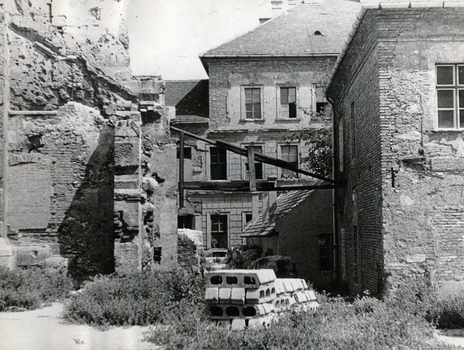 Hungary, Budapest I., Úri utca, a felvétel a Kapisztrán téri Mária Magdolna-templom romos tornya előtt készült. Szemben a háttérben a Országház utca 27-es számú ház látható., 1954, Vincent Till Baumgartner, bullet hole, tenement house, war damage, Budapest, Fortepan #225144