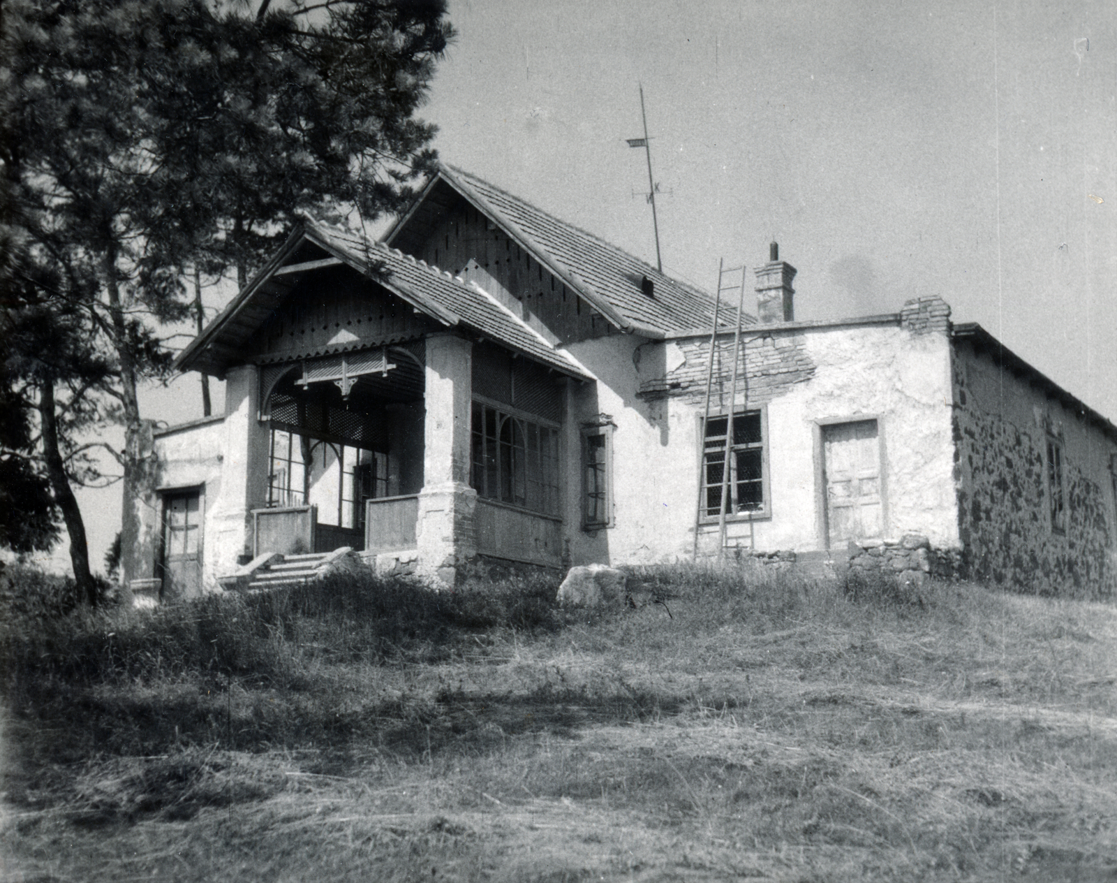 Magyarország, Balatonalmádi, Kompolthy utca 1., a Martinovics utcai kereszteződésnél. Kompolthy nyaraló / Jób-villa., 1955, Vincent Till Baumgartner, létra, Fortepan #225151