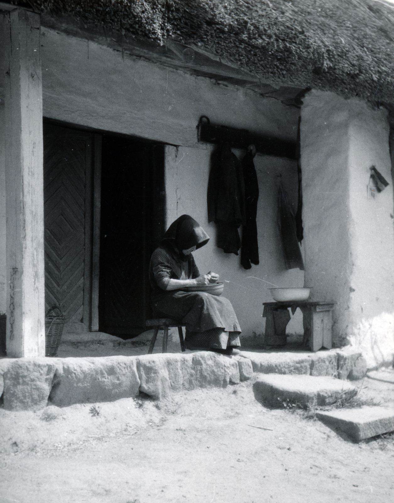 1955, Vincent Till Baumgartner, old person, washbasin, footstool, farmhouse, coat-stand, Fortepan #225156