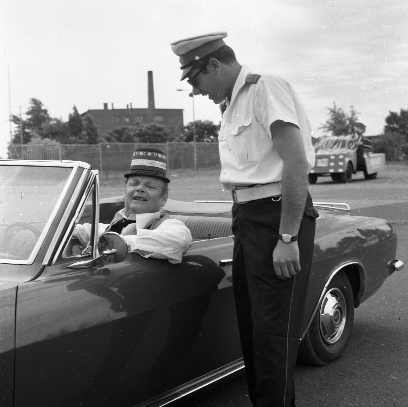 Hungary, Népstadion, Budapest XIV., a Keleti pályaudvar felőli maratoni kapu környékén. Kazal László színművész., 1971, Magyar Rendőr, celebrity, chauffeur, cop, automobile, actor, Budapest, Fortepan #22516