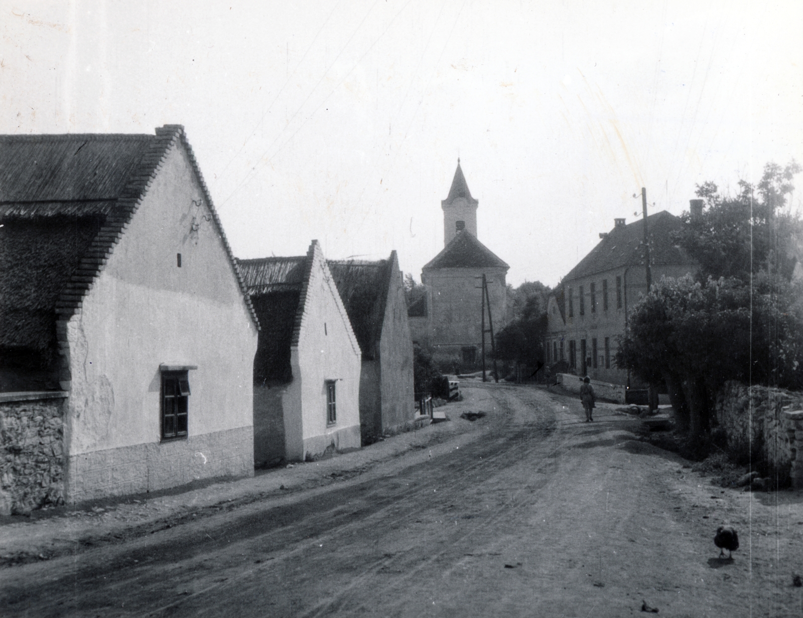 Magyarország, Balatonfüred, Arács, Lóczy Lajos utca, szemben a Nagyboldogasszony-templom., 1955, Vincent Till Baumgartner, utcakép, templom, földút, parasztház, Fortepan #225160
