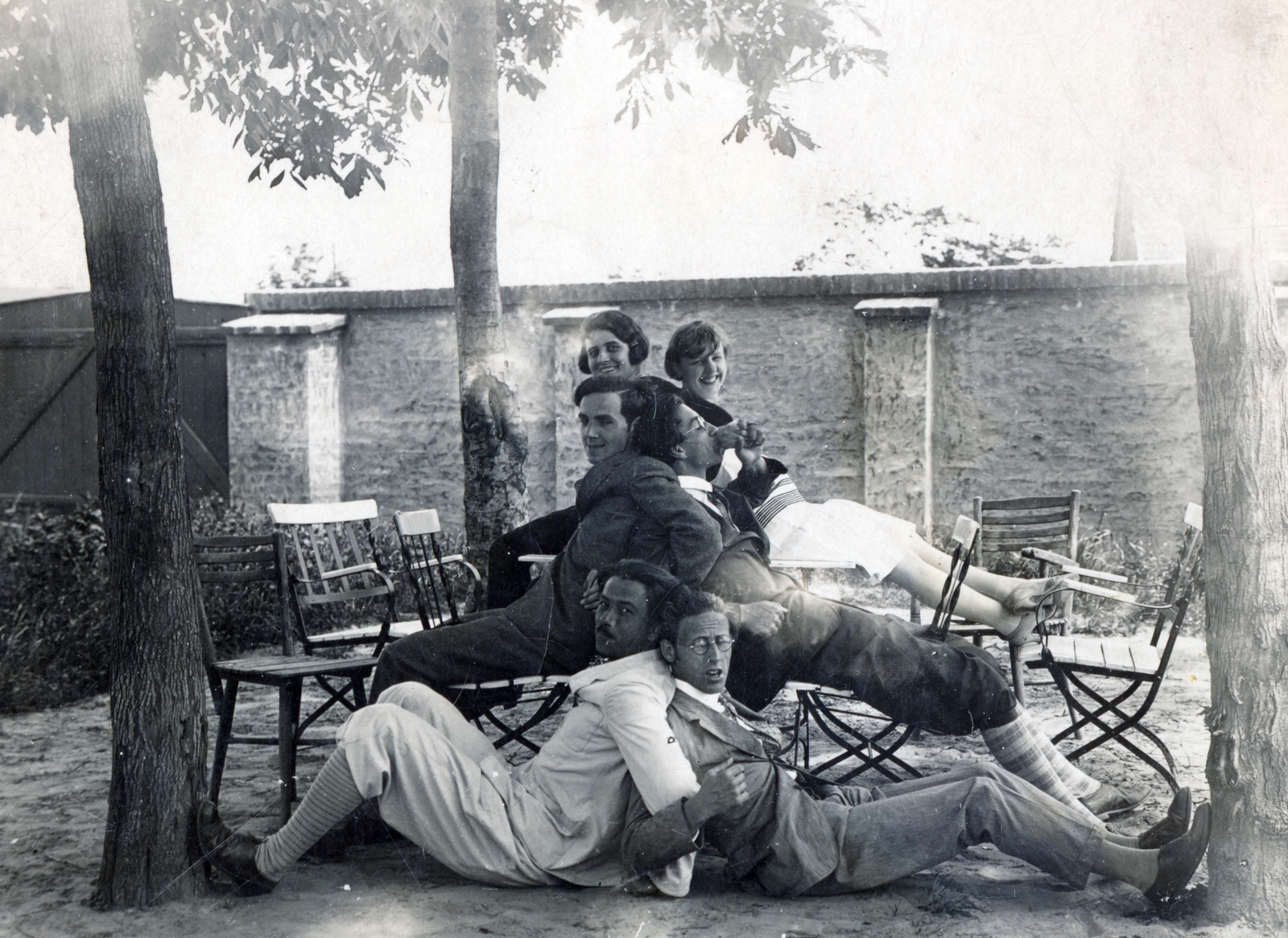 1922, Vincent Till Baumgartner, tableau, back, jesting, sitting on a table, Fortepan #225173