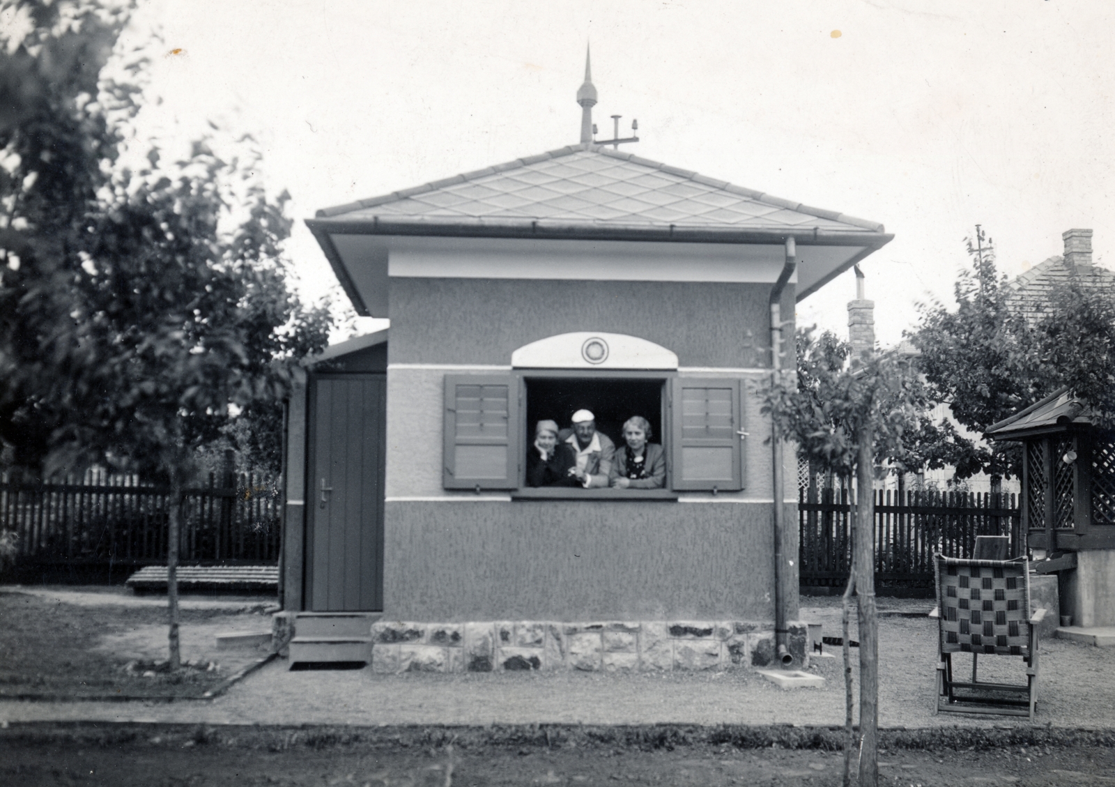 1937, Vincent Till Baumgartner, three people, draw well, yard, leaning out of the window, Fortepan #225189