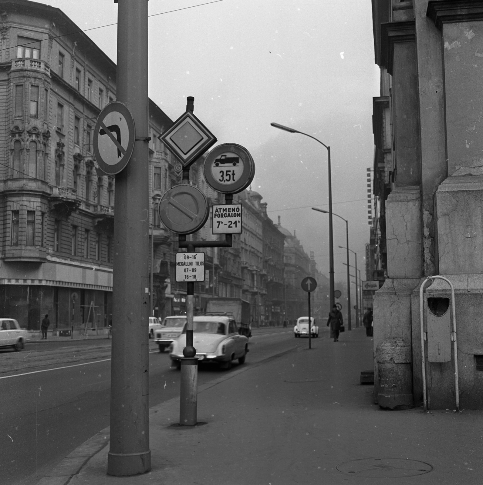 Hungary, Budapest V., Kossuth Lajos utca, a Ferenciek tere (Felszabadulás tér) felől az Astoria felé nézve., 1972, Magyar Rendőr, Budapest, traffic, Fortepan #22519