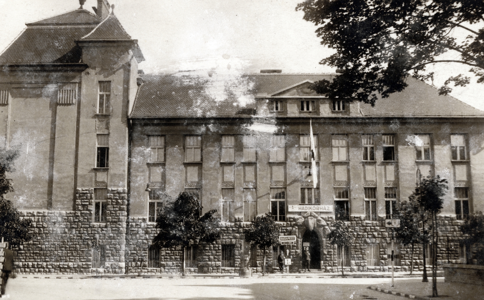 Hungary, Győr, Szent István út, Magyar Királyi Állami Apponyi Albert gróf Leánygimnázium, ekkor Hadikórház (később Kazinczy Ferenc Gimnázium és Kollégium) épülete a Munkácsy Mihály utca felől nézve., 1943, Vincent Till Baumgartner, medical institution, military healthcare facility, Fortepan #225191