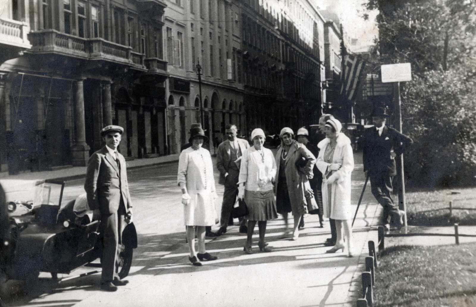 Hungary, Budapest V., Apáczai Csere János (Mária Valéria) utca az Eötvös tértől a Wekerle Sándor (Wurm) utca felé nézve, jobbra a zászló a Dunapalota / Ritz szálló oldalán látható., 1929, Vincent Till Baumgartner, cross-legged standing, companionship, akimbo, Budapest, Fortepan #225197