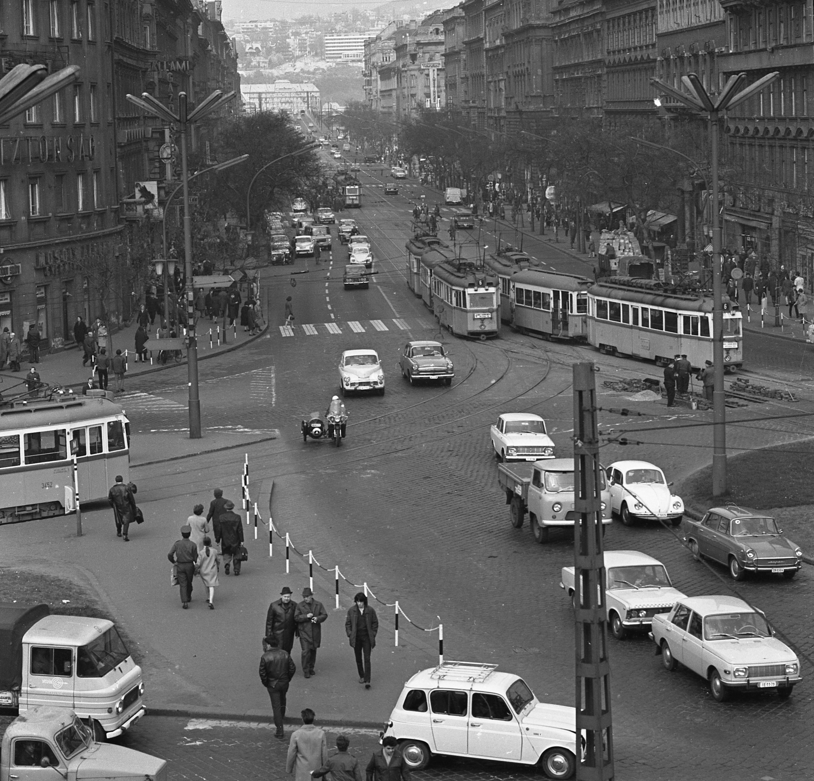 Hungary, Budapest V.,Budapest VI.,Budapest XIII., Szent István körút a Nyugati (Marx) tér felől, háttérben a Rózsadomb., 1972, Magyar Rendőr, transport, traffic, Czechoslovak brand, Gerrman brand, Soviet brand, motorcycle, street view, cityscape, Renault-brand, Zuk-brand, French brand, tram, motorcycle with sidecar, lamp post, Polish brand, tram stop, automobile, Budapest, Fortepan #22522