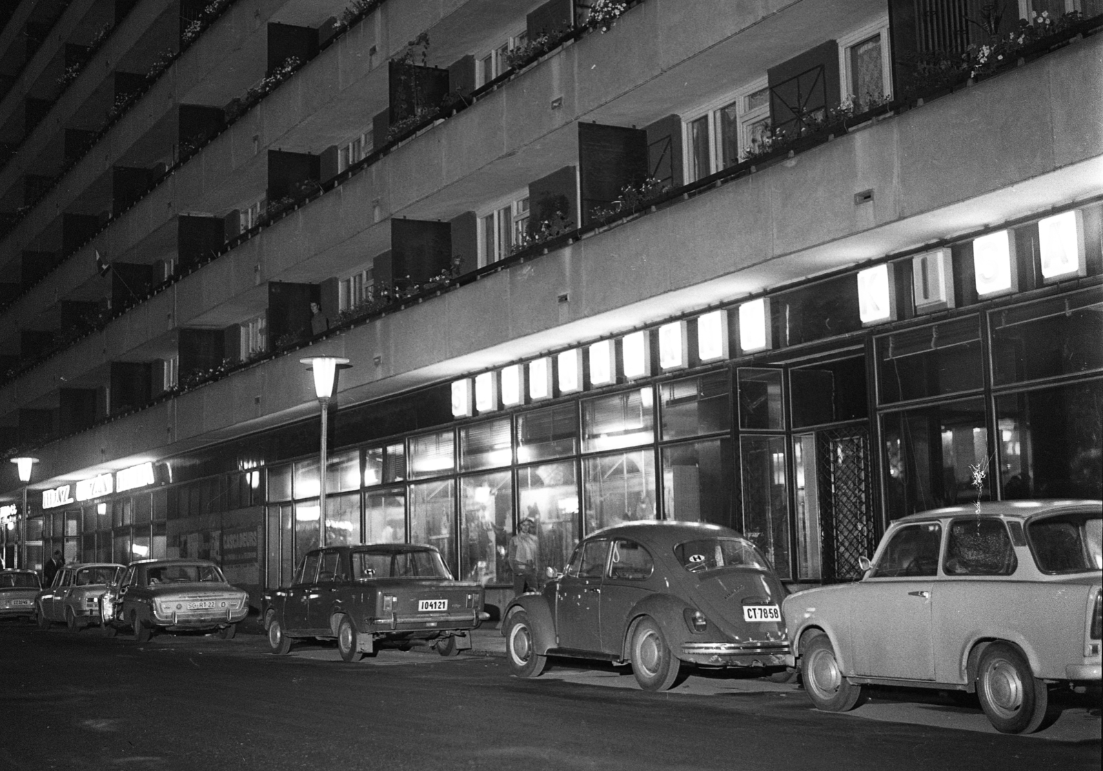 Hungary, Kecskemét, Kossuth tér, "Lordok háza" társasház., 1972, Magyar Rendőr, German brand, street view, Polski Fiat-brand, Volkswagen-brand, Ford-brand, Polish brand, automobile, number plate, Volkswagen Beetle, Fortepan #22523