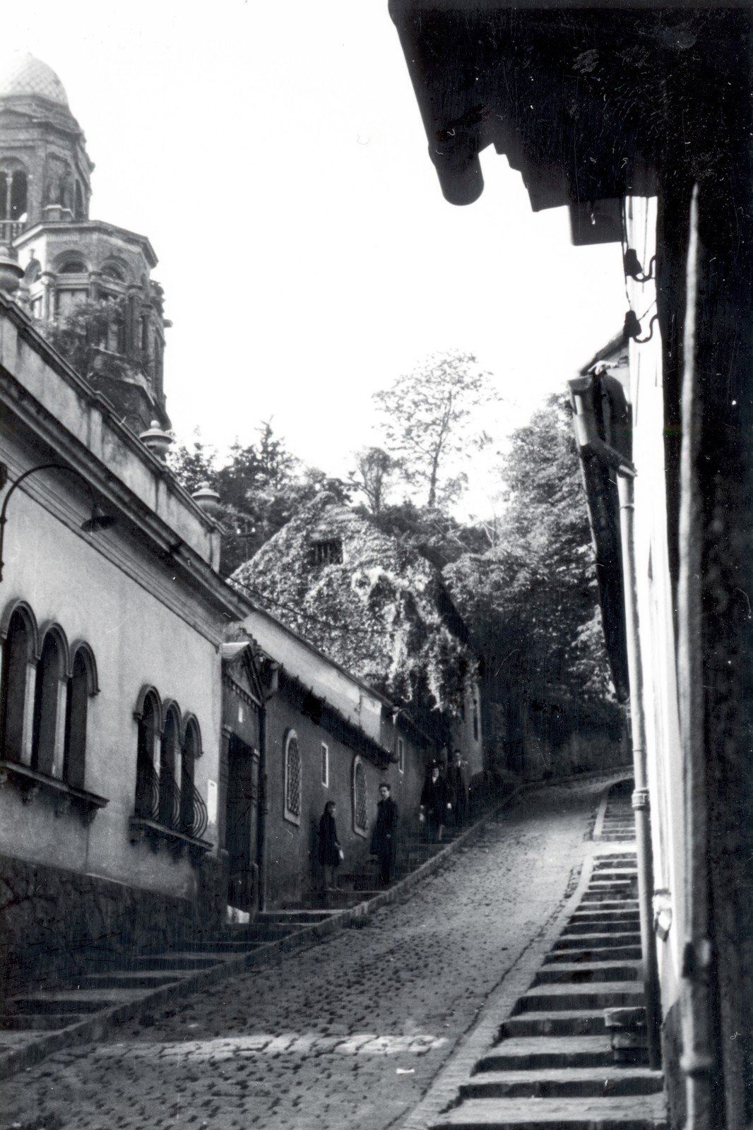 Hungary, Budapest II., Gül Baba utca, balra fent a Gül Baba türbe köré épített Wagner villa., 1930, Vincent Till Baumgartner, Budapest, street view, flight of stairs, slope, Fortepan #225268