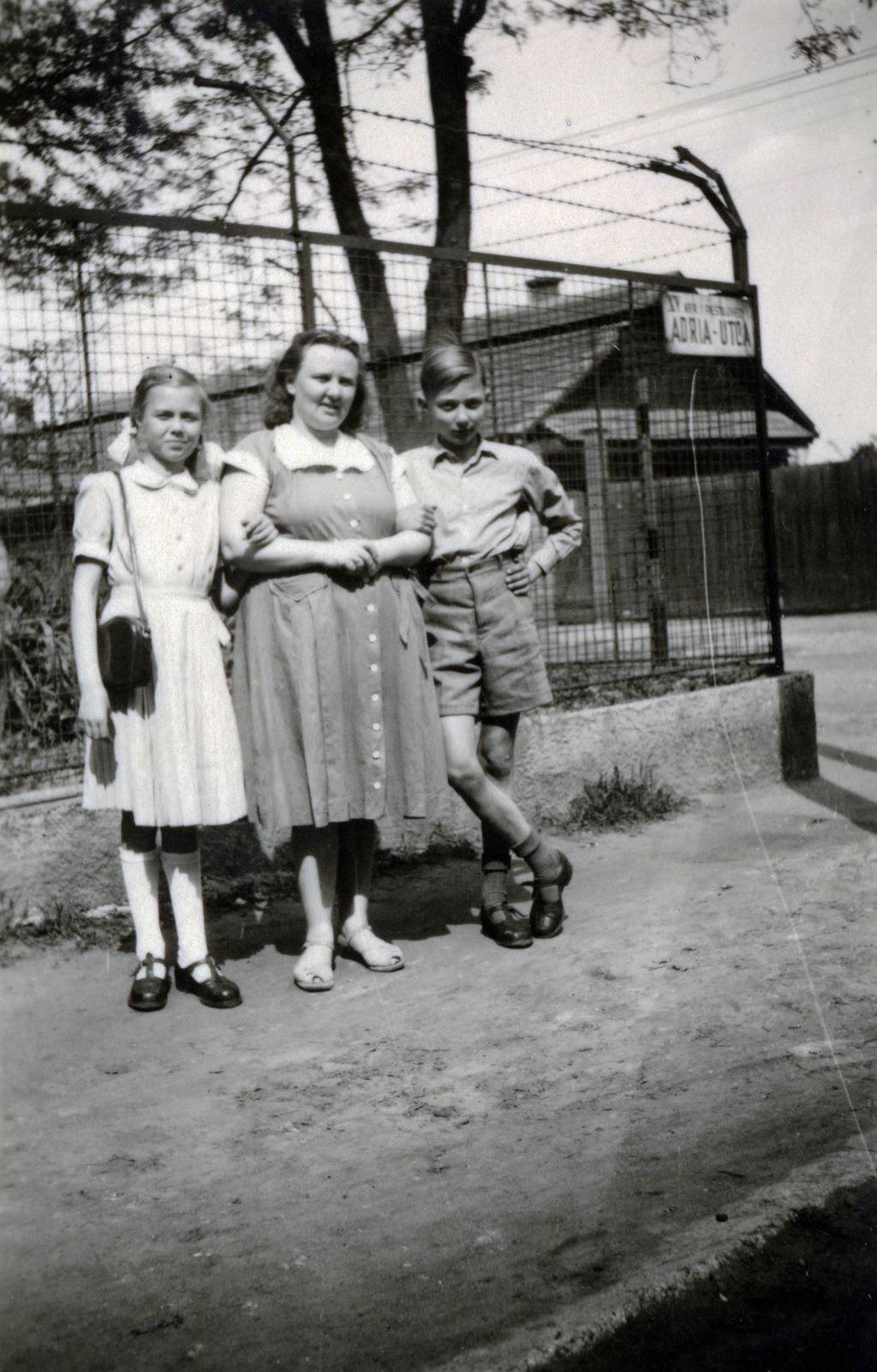 1939, Vincent Till Baumgartner, portrait, three people, street name sign, fence, straight face, half-smile, boy, girl, woman, Fortepan #225269