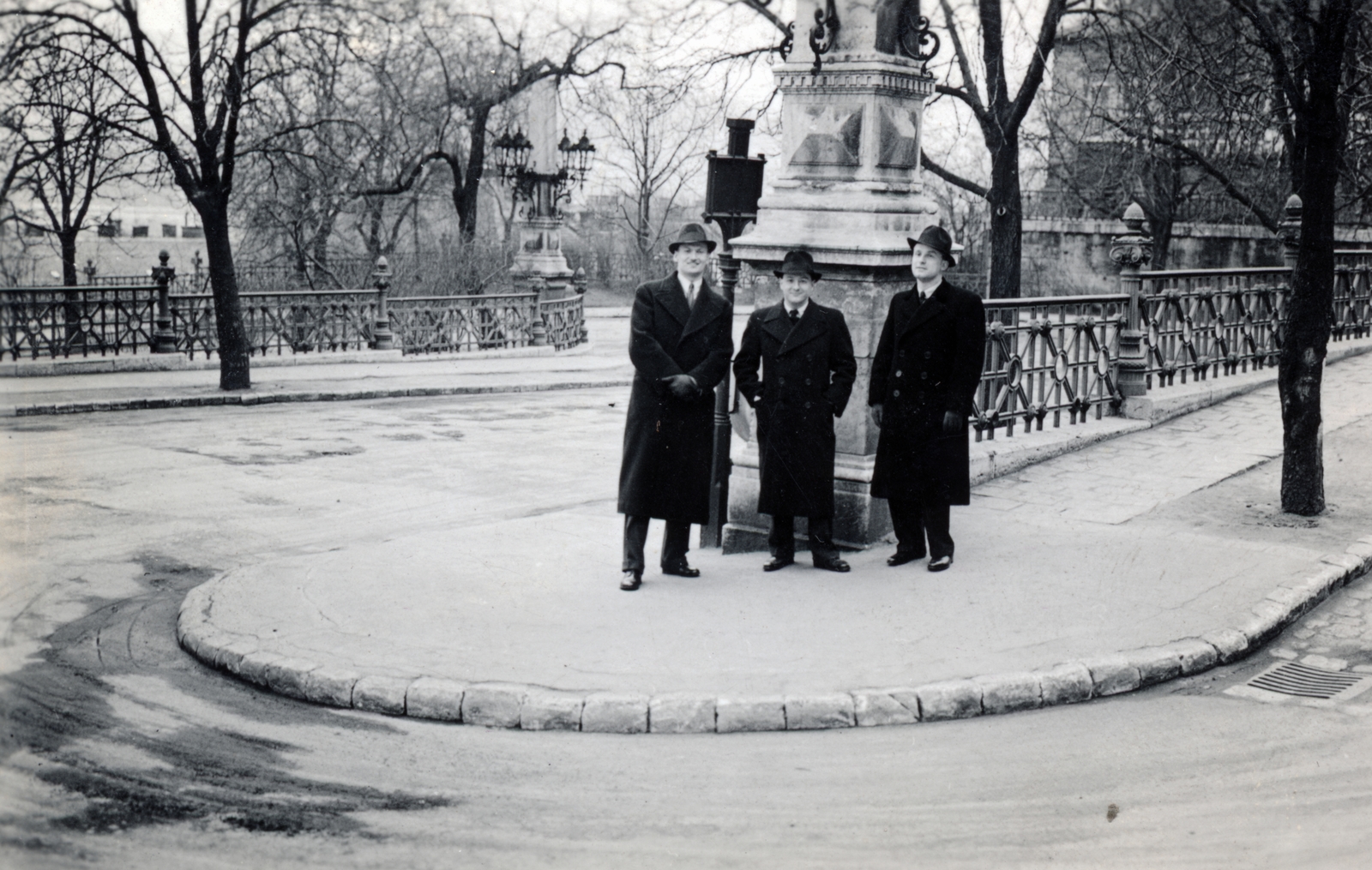 Hungary, Budapest I., Palota út, jobbra a Lovas út torkolata., 1931, Vincent Till Baumgartner, men, three people, hat, coat, Budapest, Fortepan #225272
