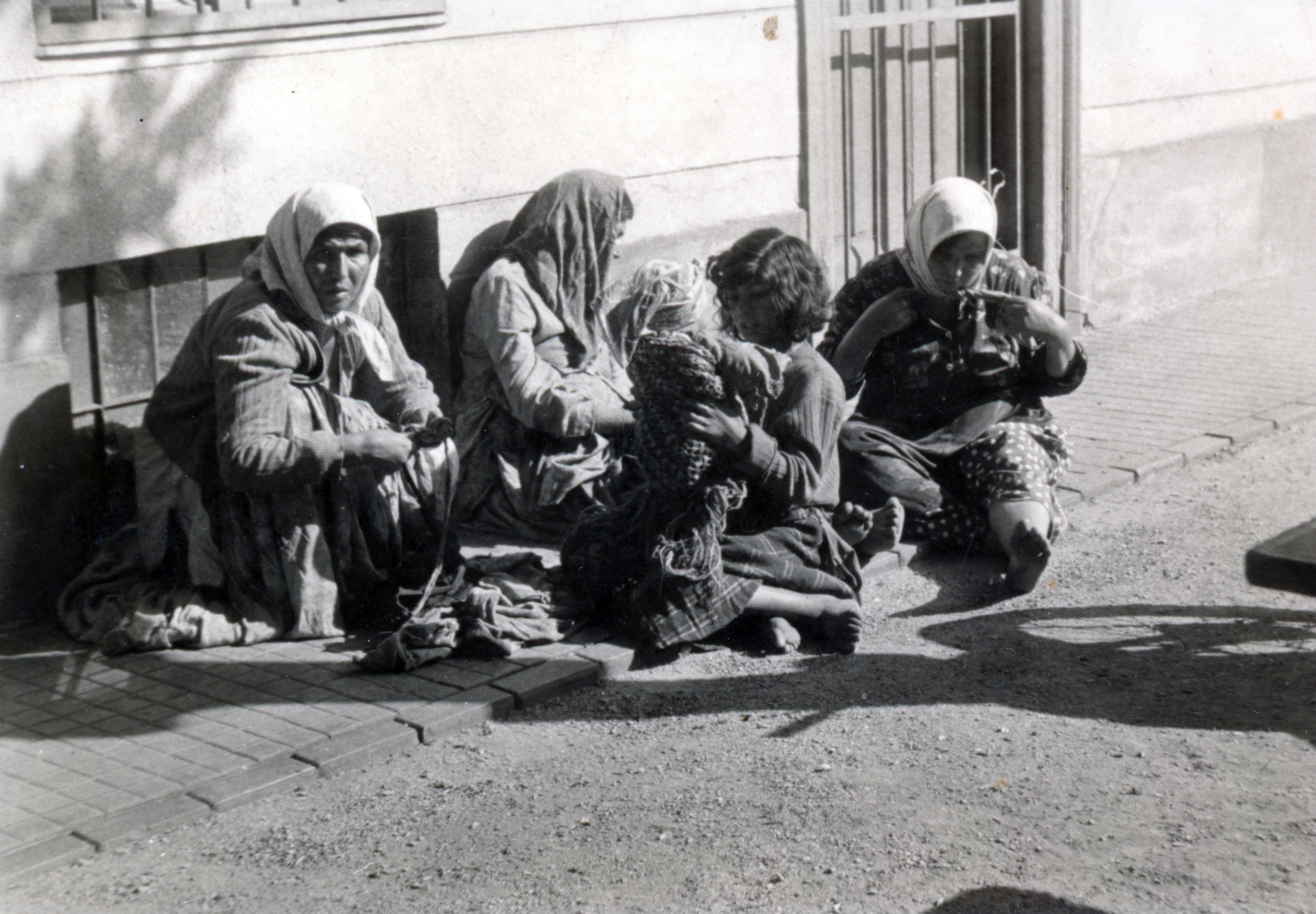 1935, Vincent Till Baumgartner, tableau, sitting on the ground, gypsy, Fortepan #225288