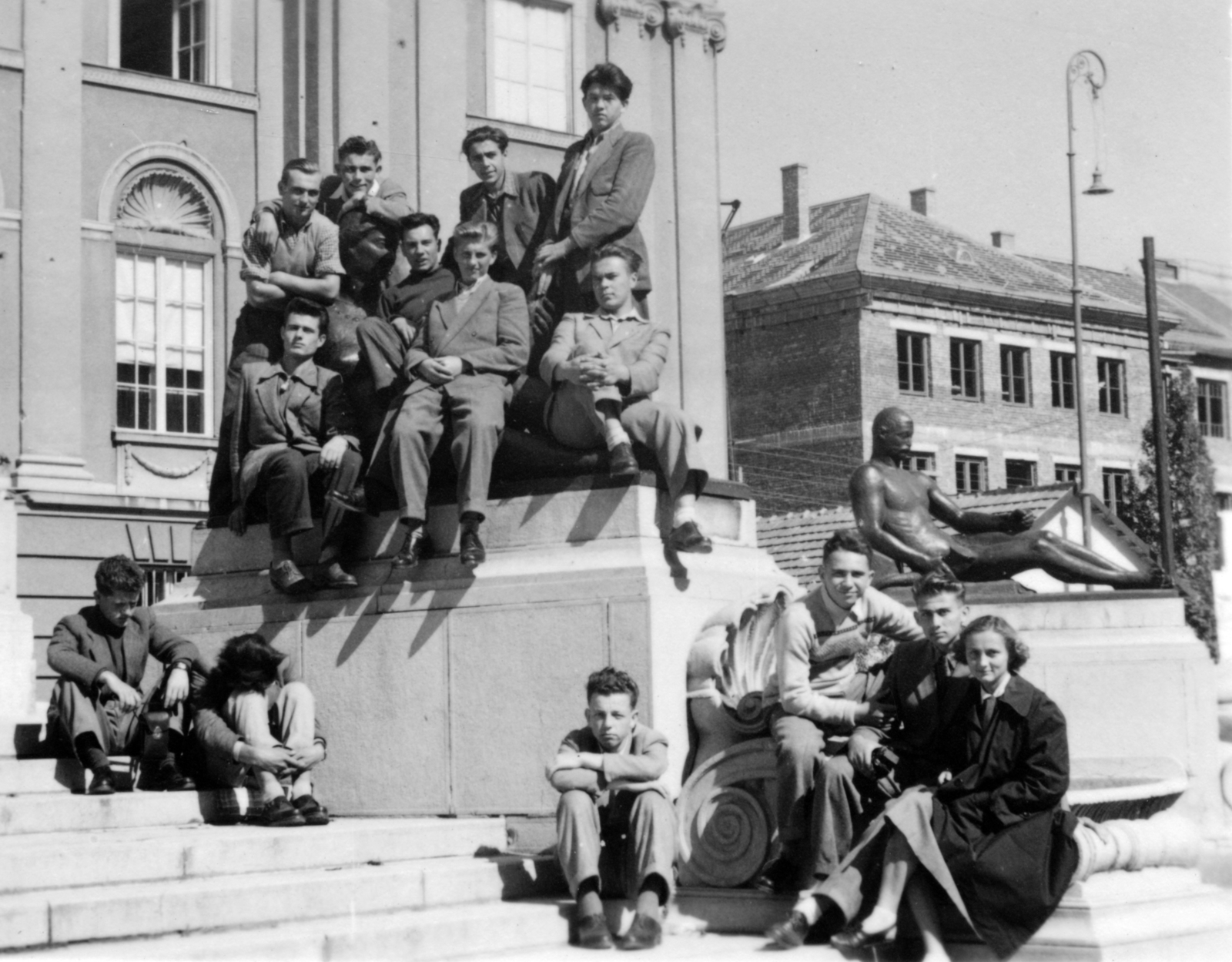 Magyarország, Debrecen, Déri tér, Déri múzeum. Jobbra Medgyessy Ferenc szobrai közül a Néprajz (1930), melynek modellje önmaga volt., 1955, Vincent Till Baumgartner, csoportkép, fiatalság, szobor, talapzat, Fortepan #225295