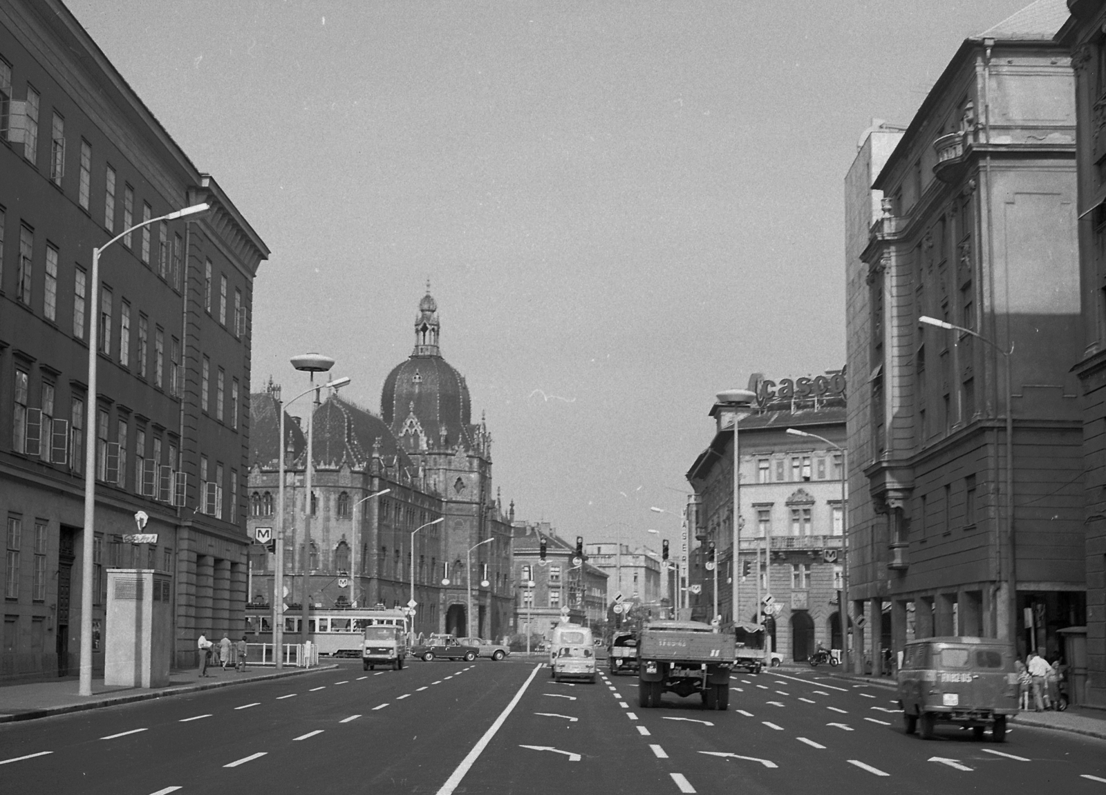Hungary, Budapest VIII.,Budapest IX., Üllői út - Nagykörút kereszteződése, háttérben az Iparművészeti Múzeum., 1977, Magyar Rendőr, traffic, commercial vehicle, street view, genre painting, tram, Secession, museum, lamp post, Ödön Lechner-design, Budapest, UFO lamp, Art Nouveau architecture, Gyula Pártos-design, Fortepan #22530