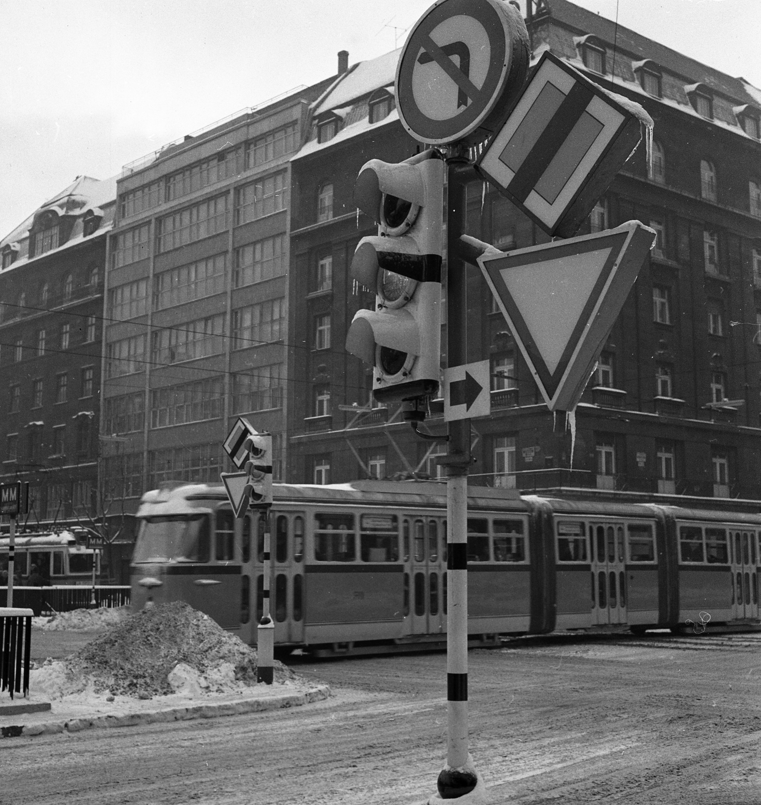 Hungary, Budapest V.,Budapest VII., Astoria kereszteződés, FVV csuklós (Bengáli) villamos., 1964, Magyar Rendőr, winter, signal, tram, road sign, Bengali tramway, snow piles, Budapest, FVV-organisation, Fortepan #22534