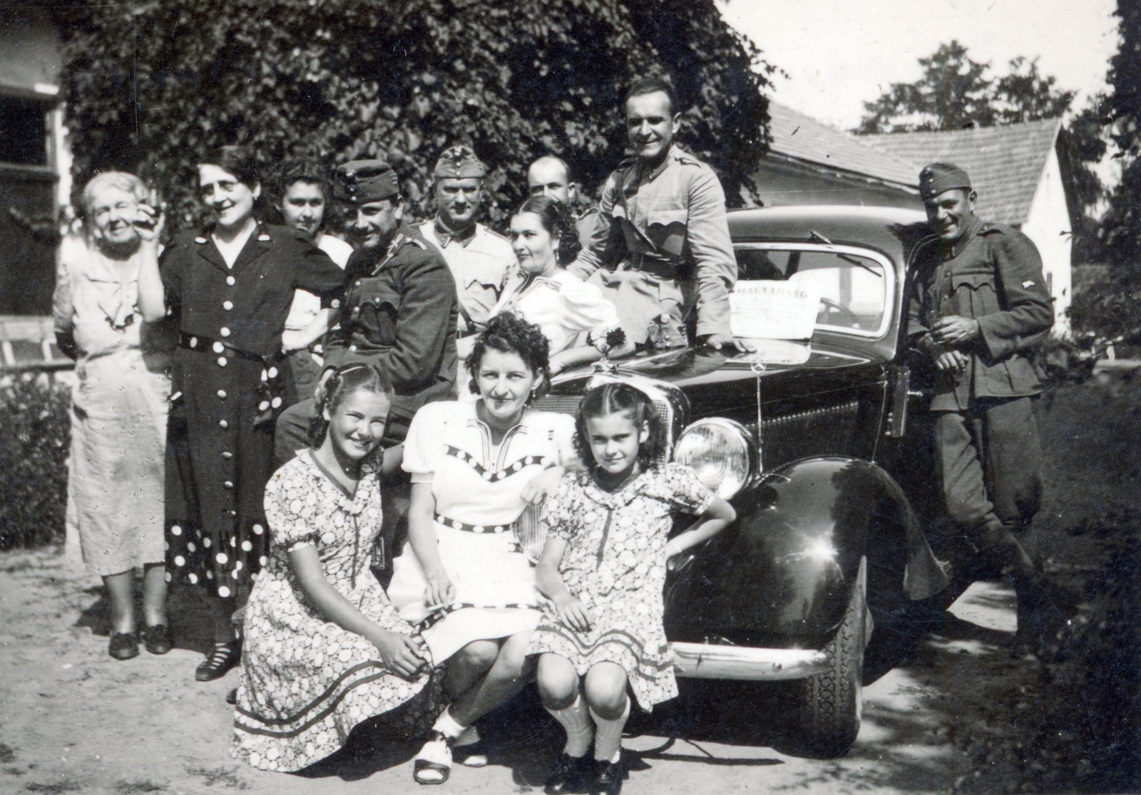 1940, Vincent Till Baumgartner, tableau, automobile, sitting on a car, Fortepan #225354