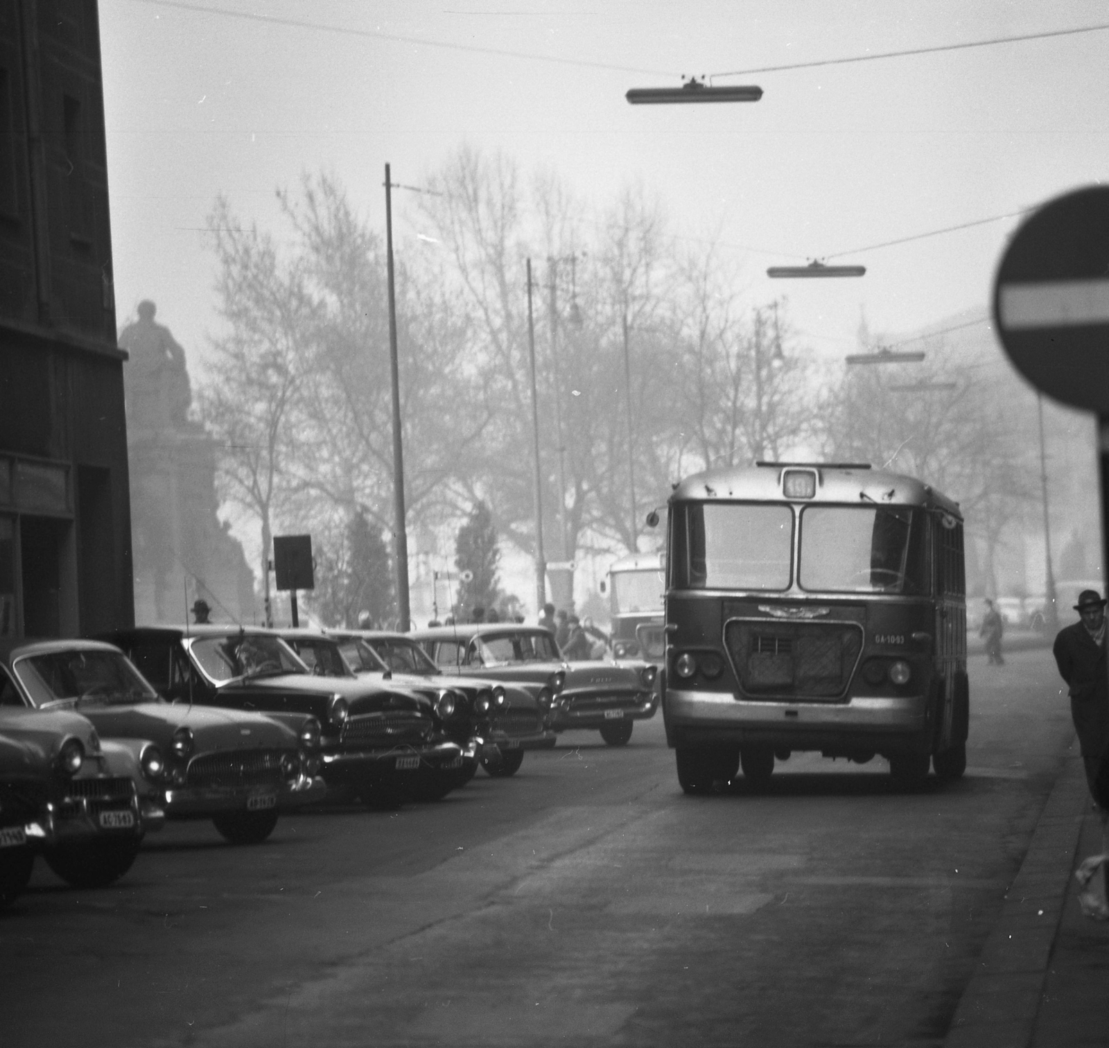 Magyarország, Budapest V., Dorottya utca a Széchenyi István (Roosevelt) tér felé nézve. Balra az Eötvös téren Eötvös József szobra., 1964, Magyar Rendőr, autóbusz, magyar gyártmány, Ikarus-márka, Chevrolet-márka, Ikarus 620/630, Budapest, Fortepan #22536