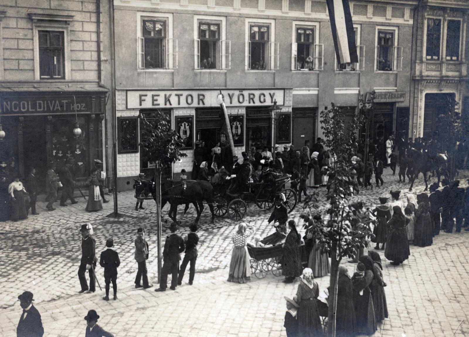 Szlovákia, Komárom, Nádor utca a Klapka György tér közelében., 1917, Vincent Till Baumgartner, lovaskocsi, üzletportál, díszmagyar, hintó, babakocsi, bámészkodás, Fortepan #225374