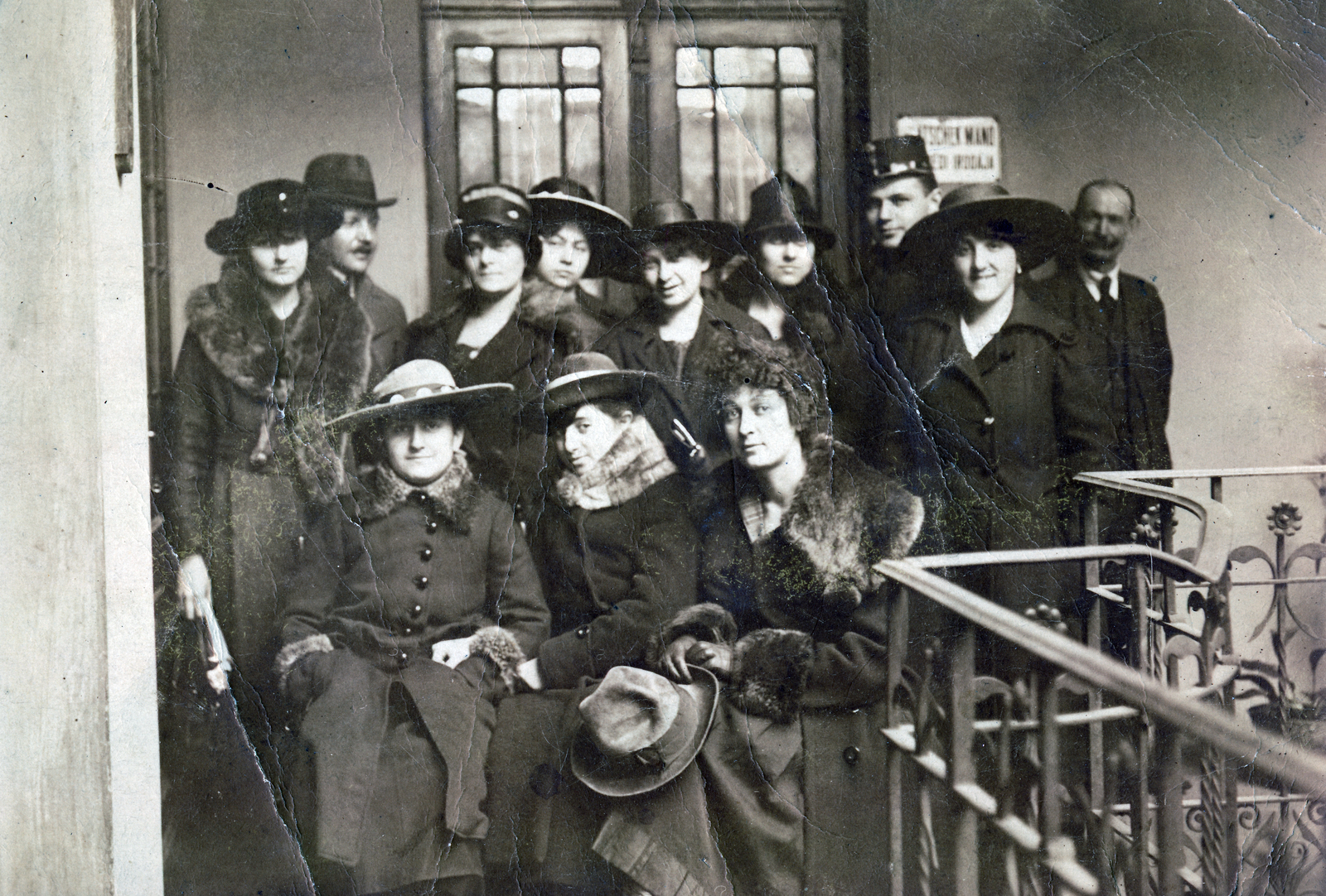 Magyarország, Budapest IX., a felvétel a Lónyai utca 14. számú ház erkélyén készült., 1919, Vincent Till Baumgartner, csoportkép, körfolyosó, Budapest, Fortepan #225397