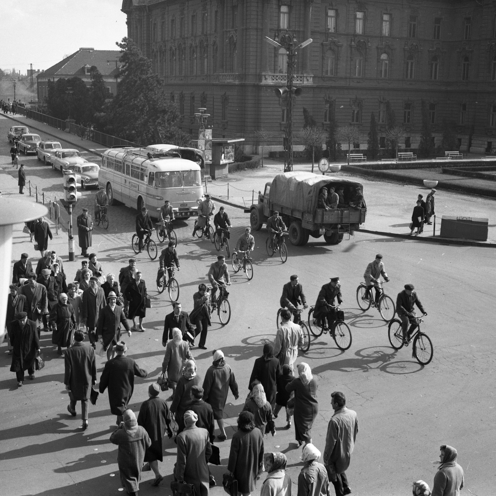 Hungary, Győr, Baross Gábor (Lenin) út és híd a Szent István (Tanácsköztársaság) úttól nézve, jobbra a Városháza., 1964, Magyar Rendőr, transport, bicycle, traffic, bus, Gerrman brand, Soviet brand, GAZ-brand, Hungarian brand, commercial vehicle, cityscape, crosswalk, Ikarus-brand, Wartburg-brand, Csepel-brand, speaker, public building, automobile, M21 Wolga, number plate, Neo-Baroque-style, Jenő Hübner-design, Fortepan #22540