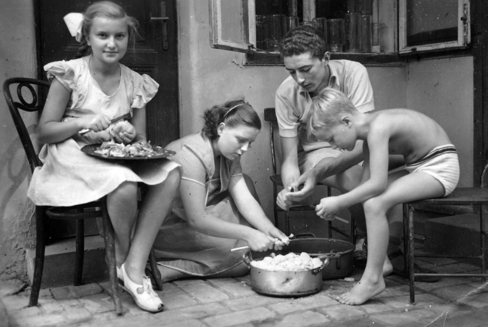1950, Vincent Till Baumgartner, tableau, girls, teenager, boys, peeling potato, Fortepan #225400