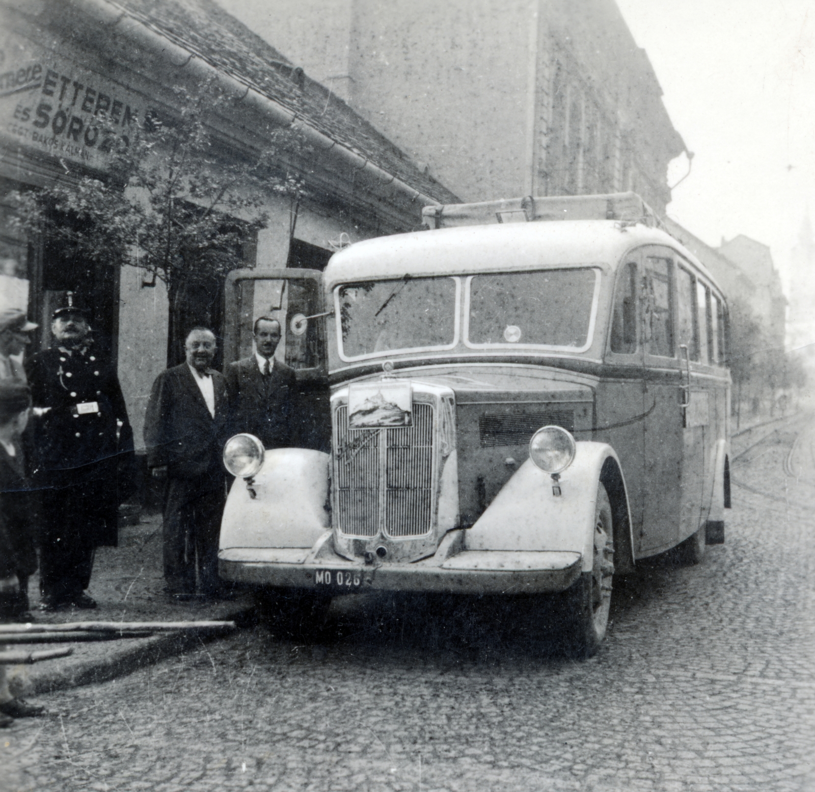 Magyarország, Miskolc, Szemere utca 1., Szemere étterem., 1938, Vincent Till Baumgartner, Rába Speciál, rendszám, rendőr, autóbusz, Fortepan #225433