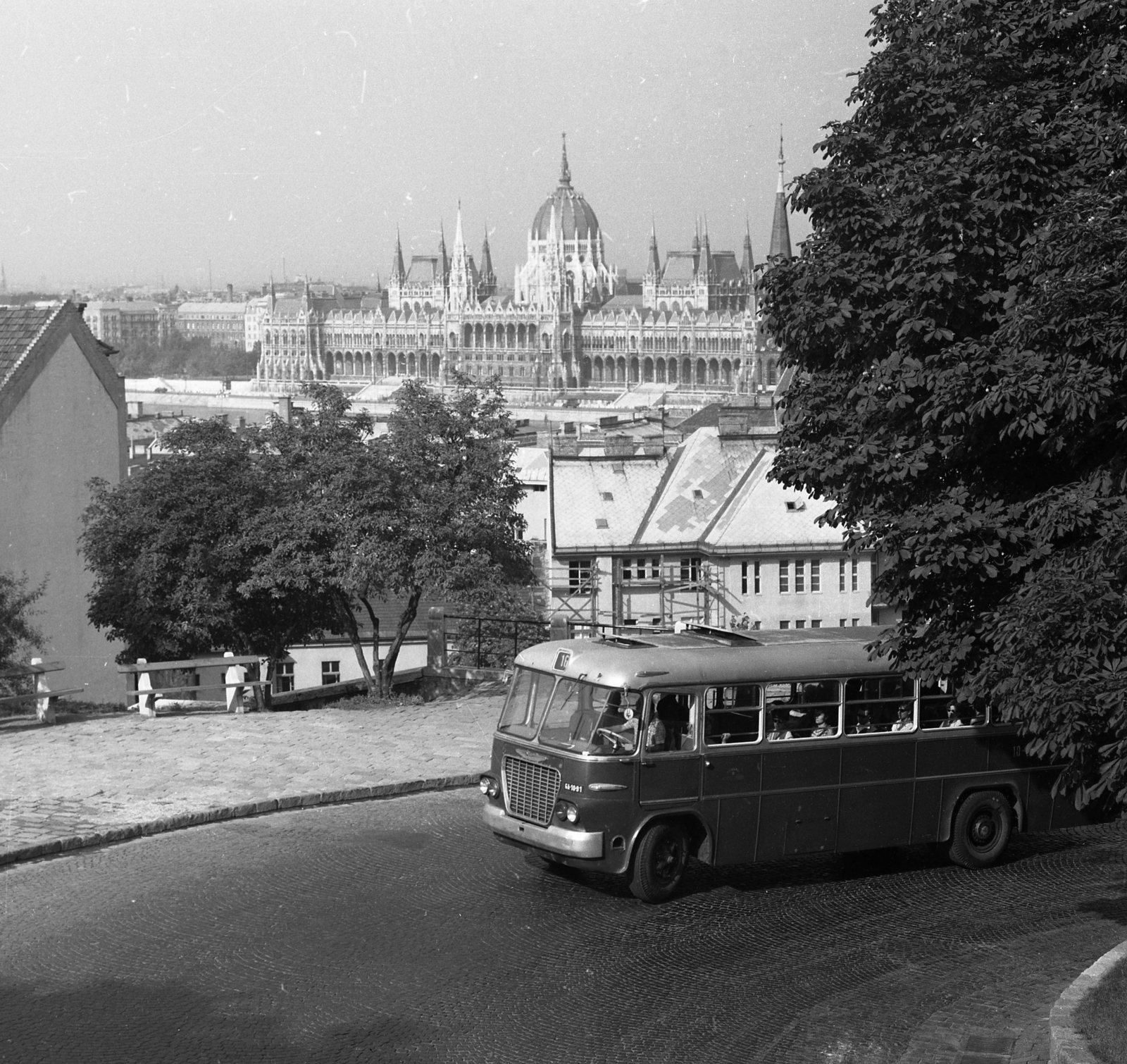 Magyarország, Víziváros, Budapest I., Hunyadi János út., 1964, Magyar Rendőr, autóbusz, magyar gyártmány, Ikarus-márka, Steindl Imre-terv, Ikarus 620/630, országház, neogótika, Duna, eklektikus építészet, Budapest, Fortepan #22545