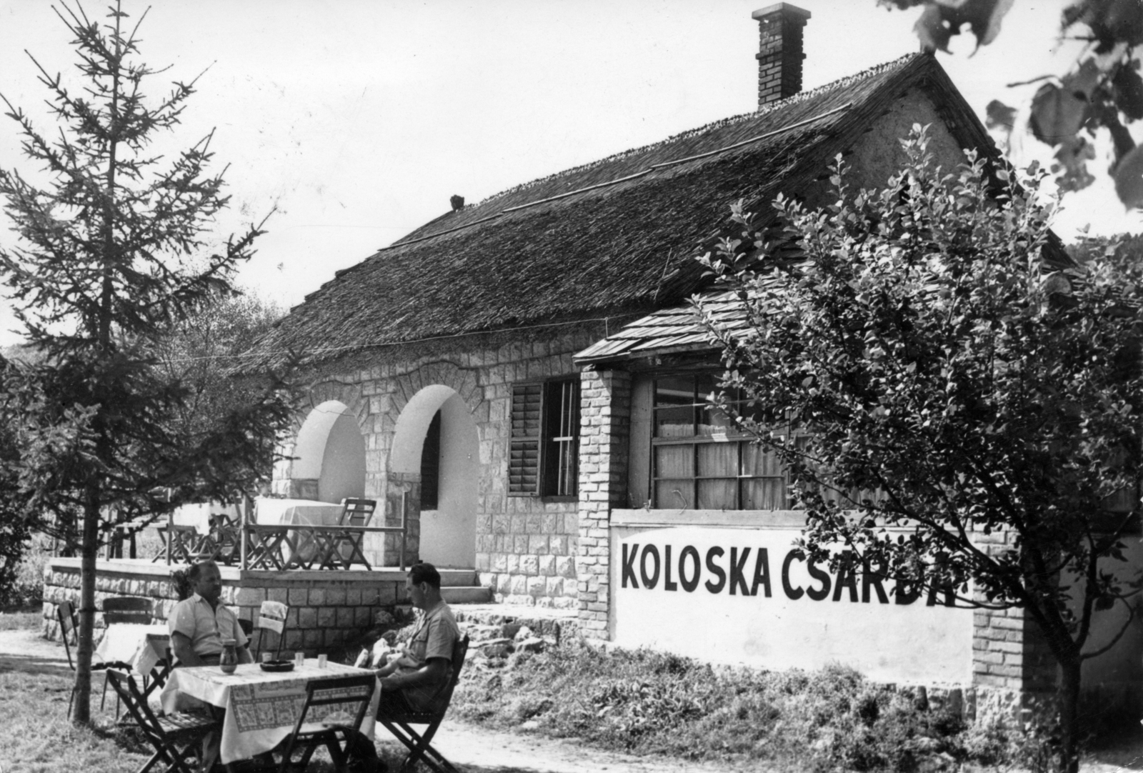 Hungary, Balatonfüred, Koloska Csárda., 1962, Vincent Till Baumgartner, vernacular architecture, label, thatch roof, Fortepan #225458