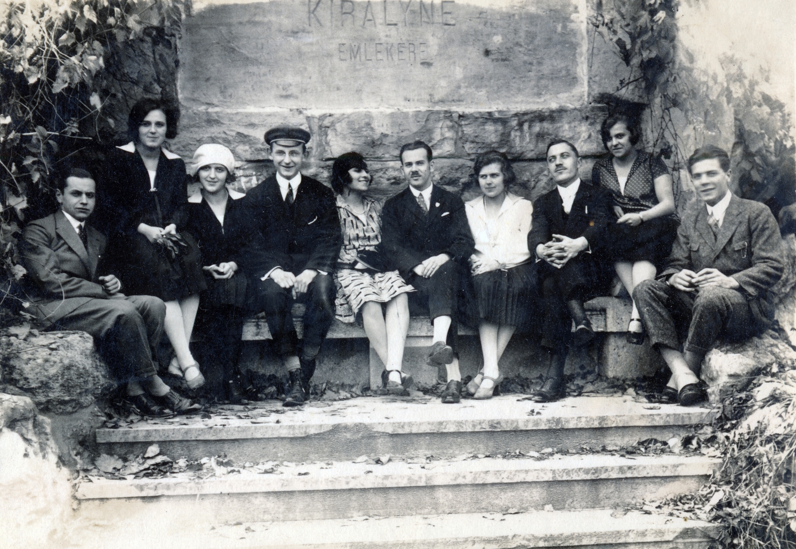 Magyarország, Gödöllő, Erzsébet-park, a felvétel Erzsébet királyné szobra mögött a sziklahalomnál készült., 1926, Vincent Till Baumgartner, csoportkép, kamásli, fiatalság, Fortepan #225466