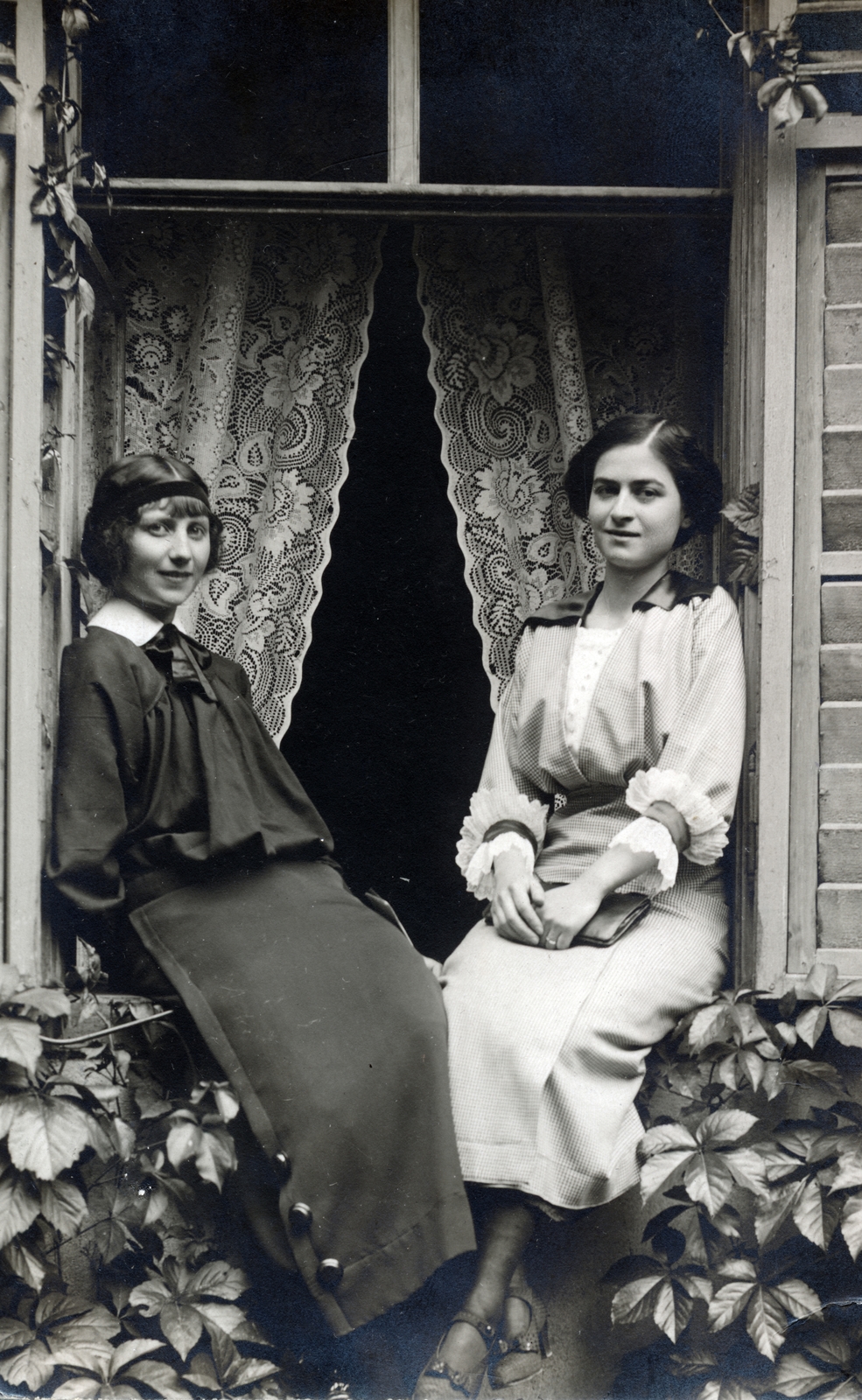 1914, Vincent Till Baumgartner, girls, sitting on a windowsill, curtain, Fortepan #225482