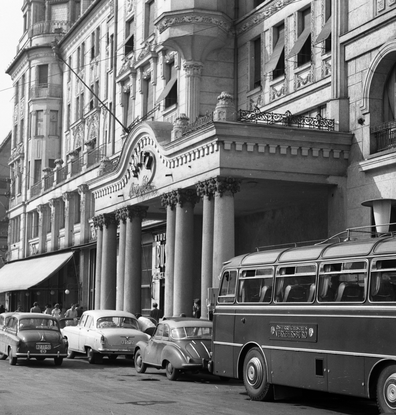 Hungary, Debrecen, Aranybika Szálloda., 1964, Magyar Rendőr, hotel, DKW-brand, M21 Wolga, Art Nouveau architecture, Alfréd Hajós-design, Fortepan #22549