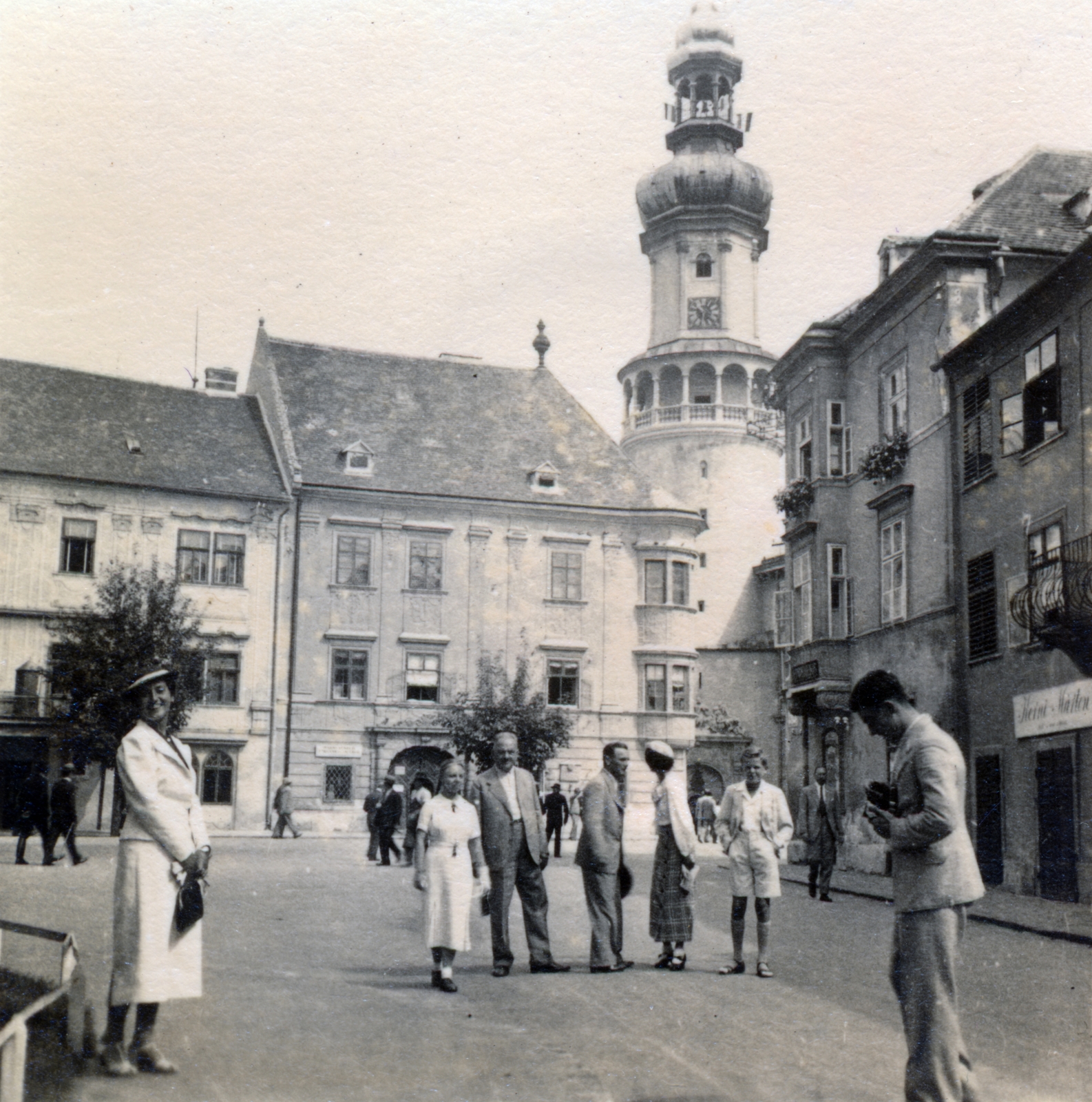 Hungary, Sopron, a Tűztorony és a Fő (Ferenc József) tér a Kolostor utca felől nézve, szemben a Storno-ház., 1936, Vincent Till Baumgartner, pedestrian, photography, Fortepan #225498