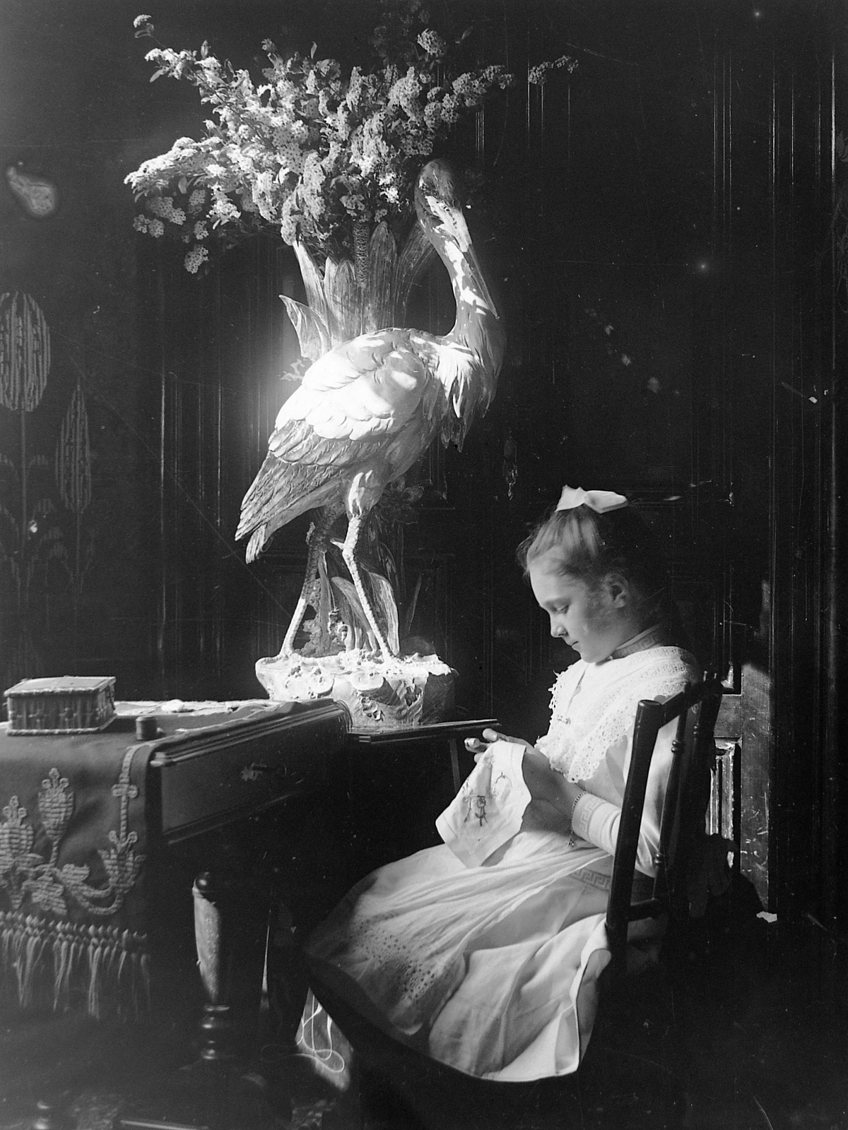 1917, Fortepan, kid, furniture, bird, girl, stork, handcraft, interior, ribbon, bouquet, child labour, Fortepan #2255
